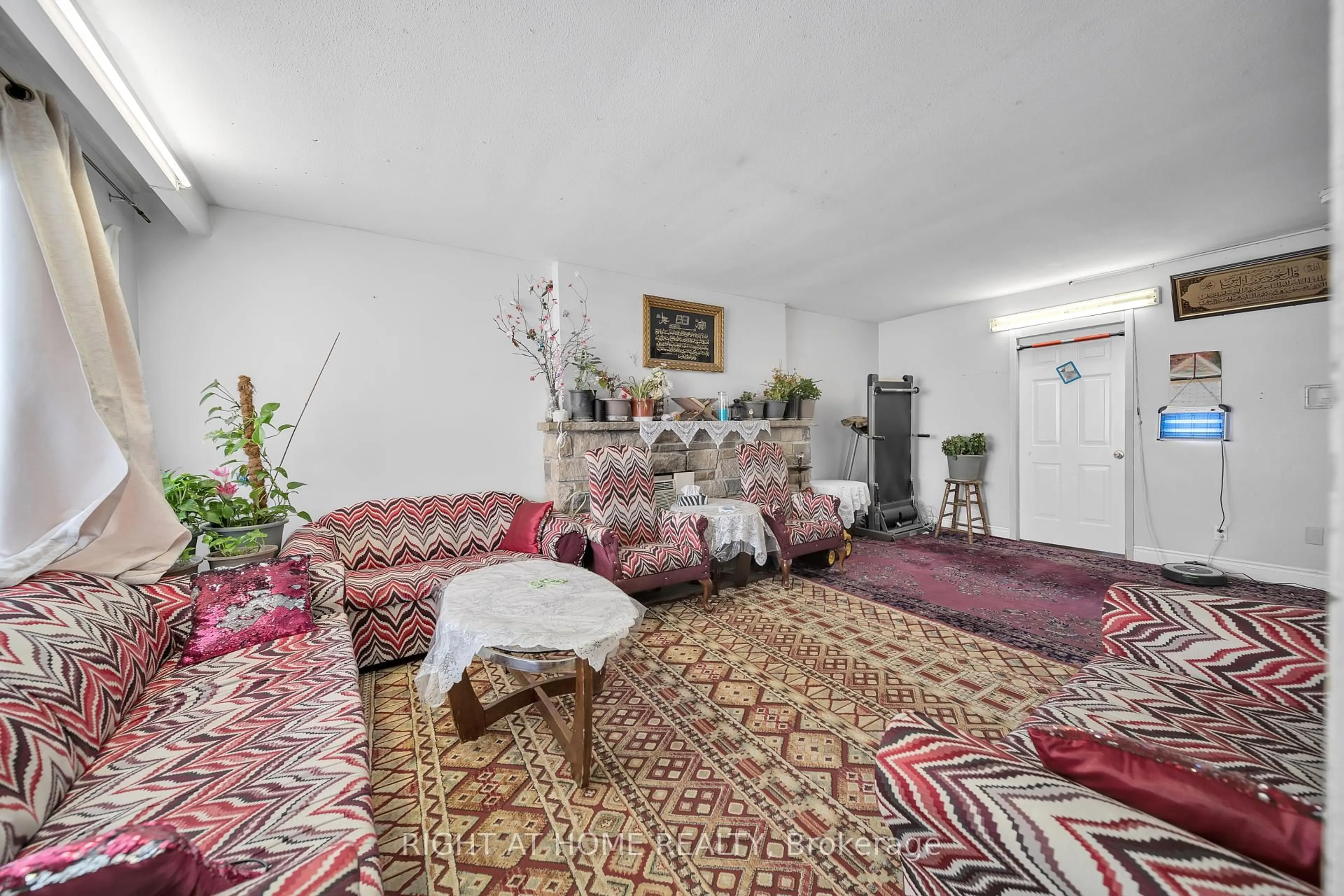 Living room with furniture, unknown for 312 Westcourt Pl, Waterloo Ontario N2L 2R7