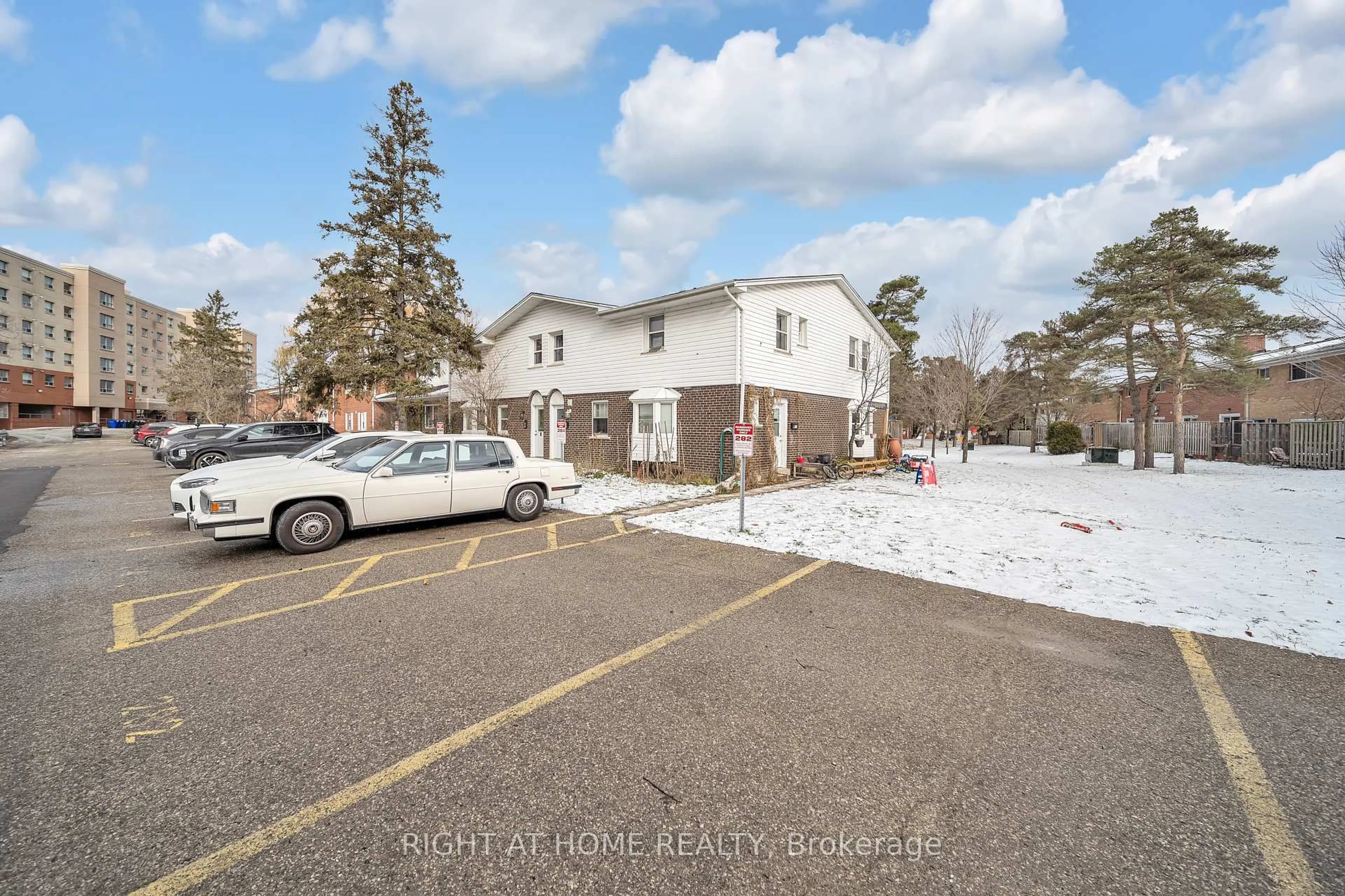 A pic from outside/outdoor area/front of a property/back of a property/a pic from drone, street for 272 Westcourt Pl, Waterloo Ontario N2L 2R7