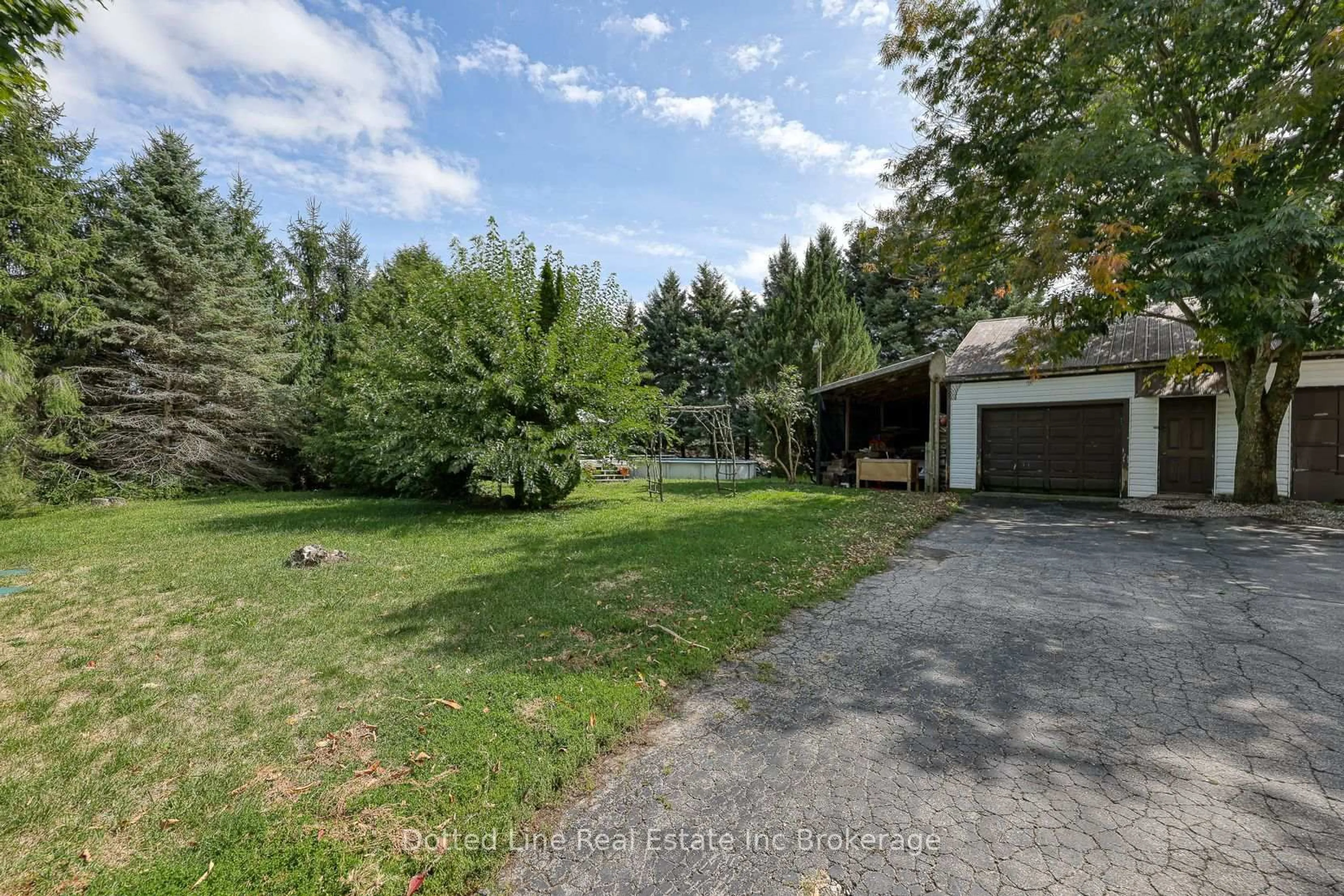A pic from outside/outdoor area/front of a property/back of a property/a pic from drone, street for 1424 BURFORD-DELHI Townline, Norfolk Ontario N0E 1R0