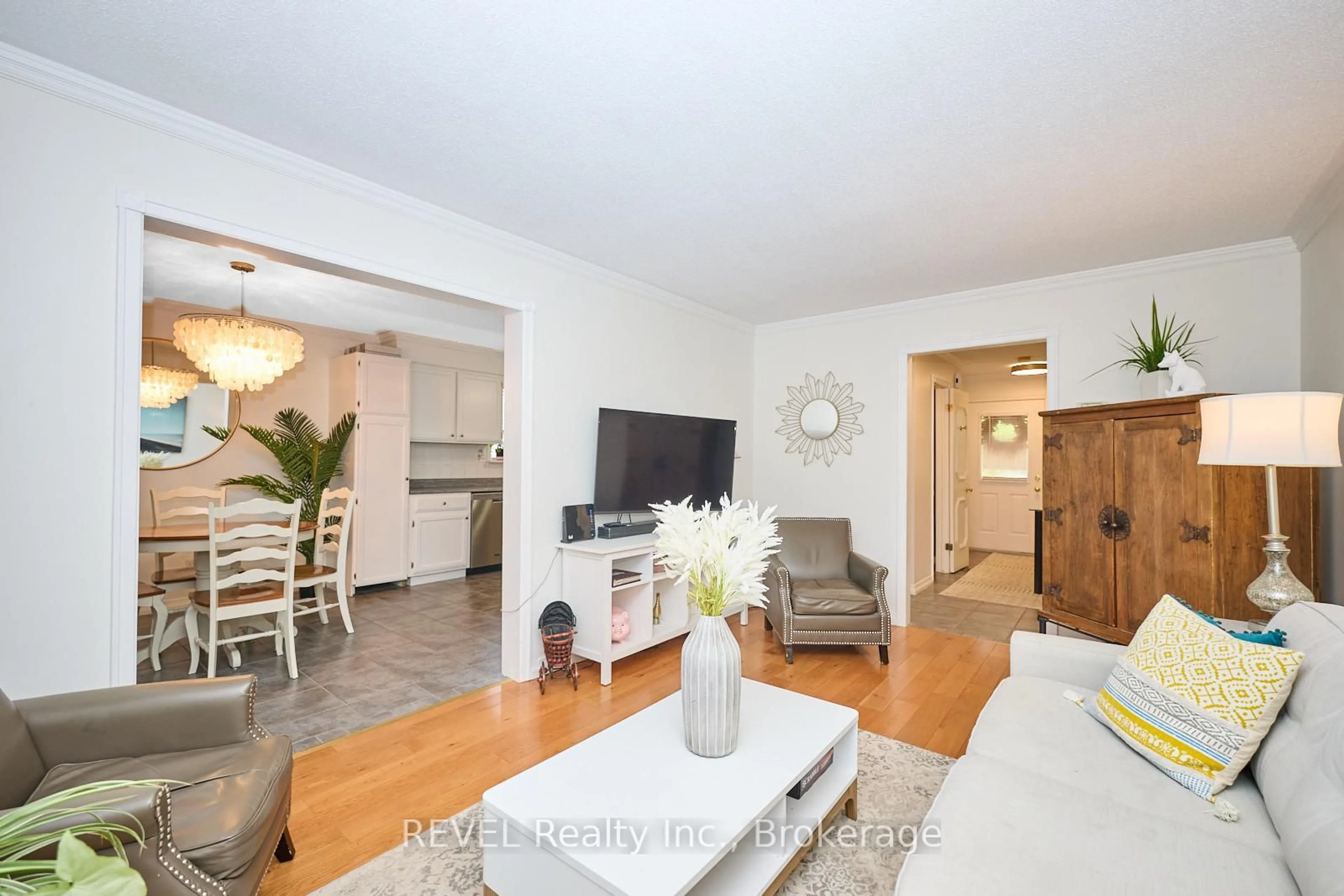 Living room with furniture, unknown for 6585 Kuhn Cres, Niagara Falls Ontario L2H 2H1