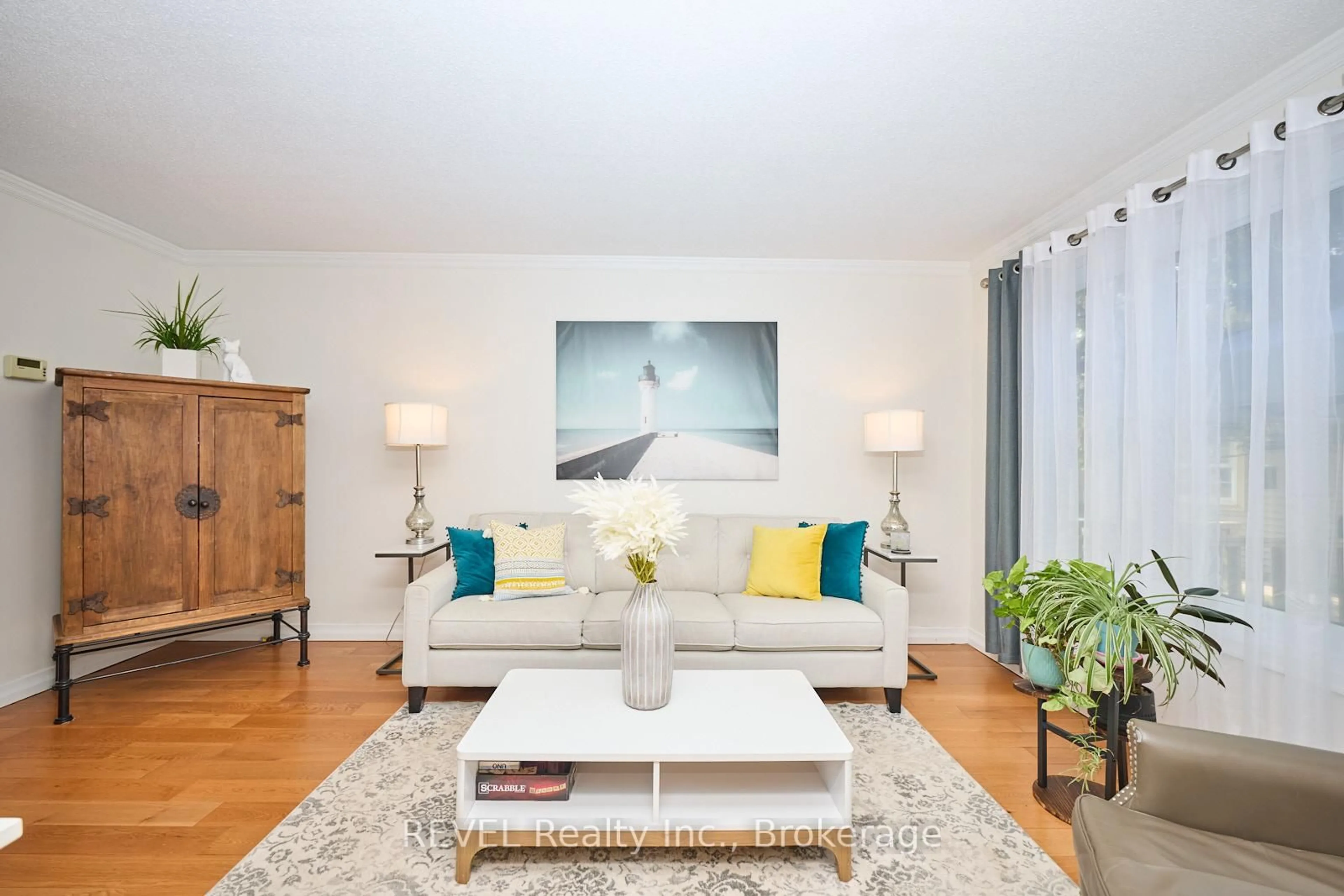 Living room with furniture, wood/laminate floor for 6585 Kuhn Cres, Niagara Falls Ontario L2H 2H1