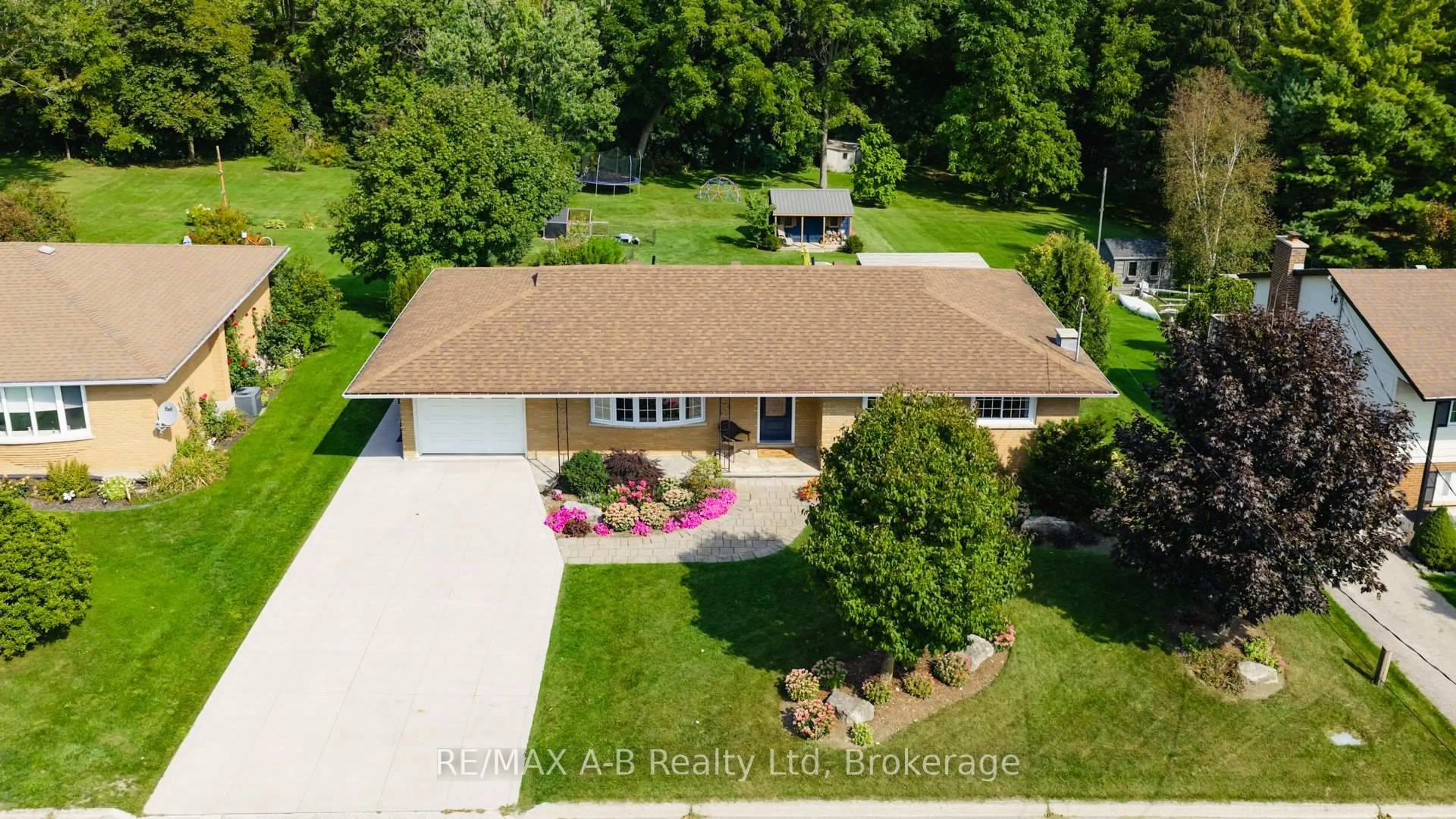 A pic from outside/outdoor area/front of a property/back of a property/a pic from drone, street for 43 Widder St, St. Marys Ontario N4X 1A5