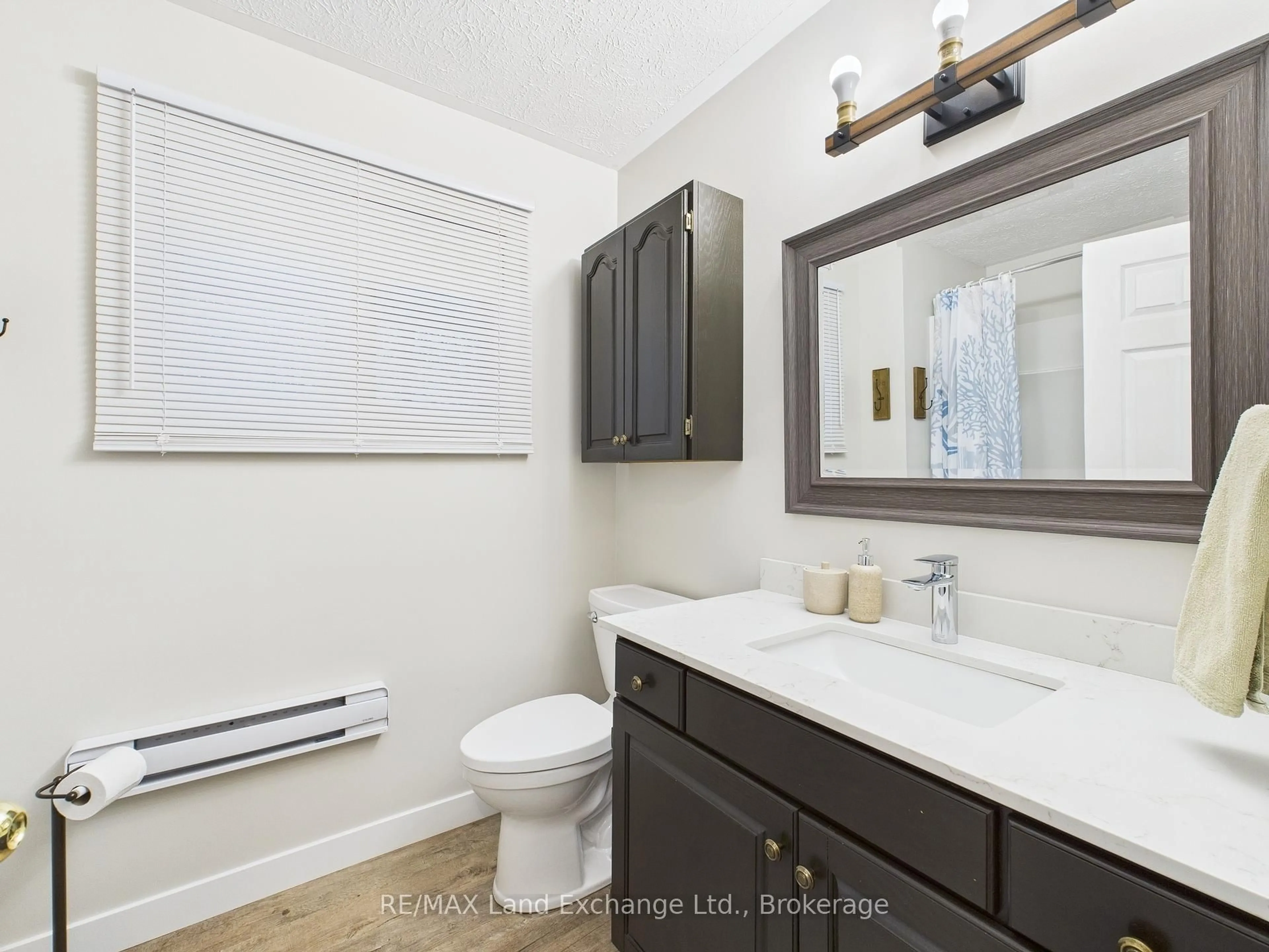 Standard bathroom, ceramic/tile floor for 304 Maple St, Huron-Kinloss Ontario N2Z 2X3