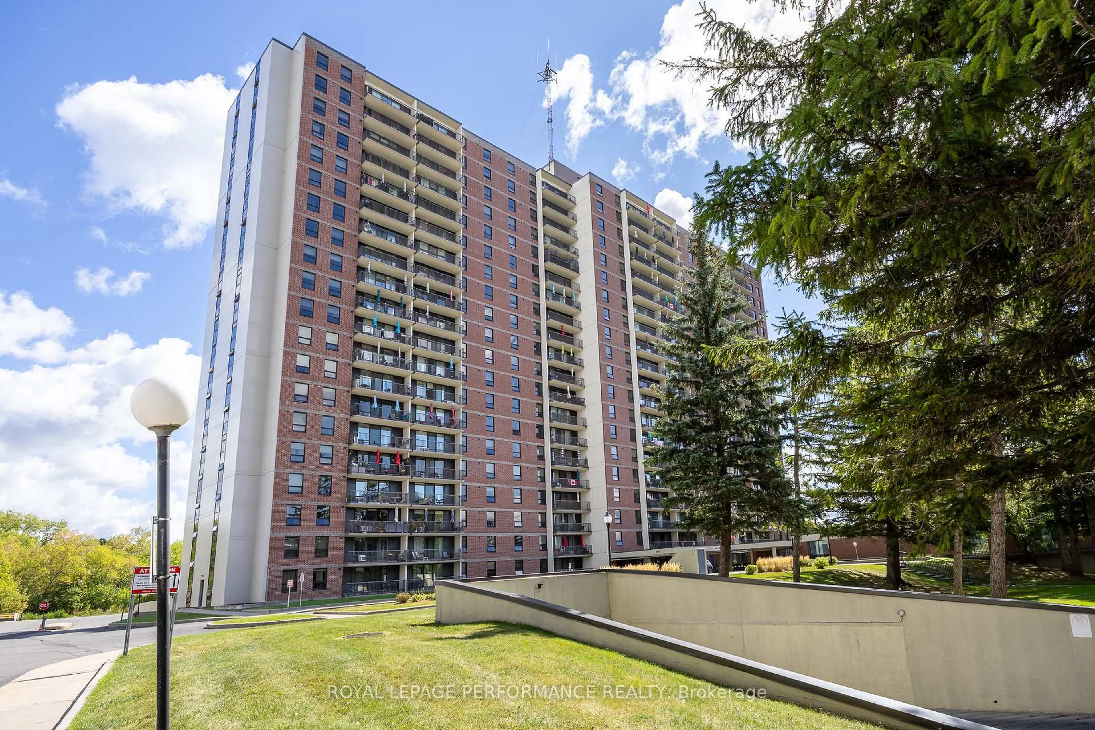 A pic from outside/outdoor area/front of a property/back of a property/a pic from drone, unknown for 665 BATHGATE Dr #1904, Ottawa Ontario K1K 3Y4