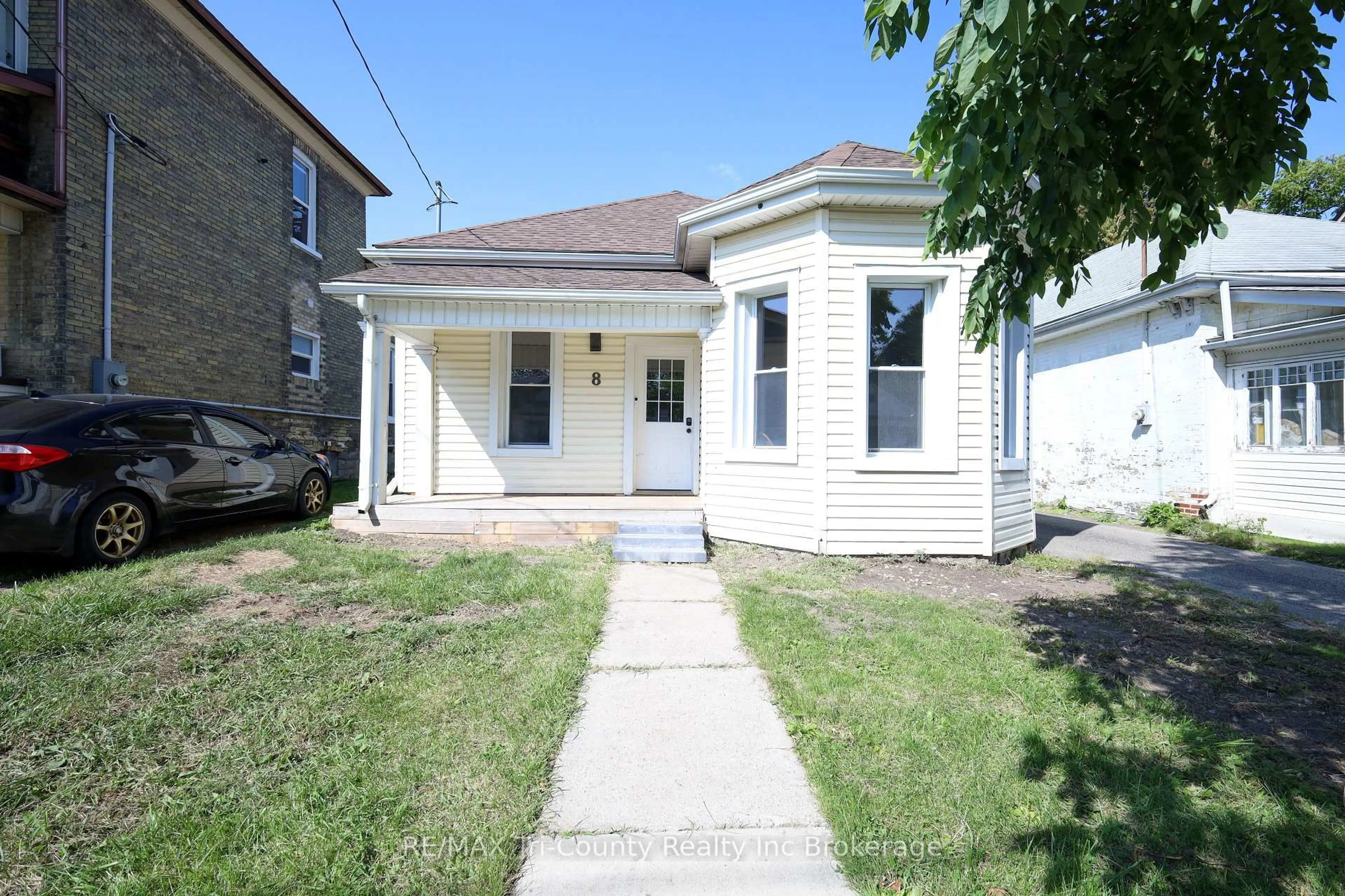 Unknown for 8 Erie St, St. Thomas Ontario N5R 2M5