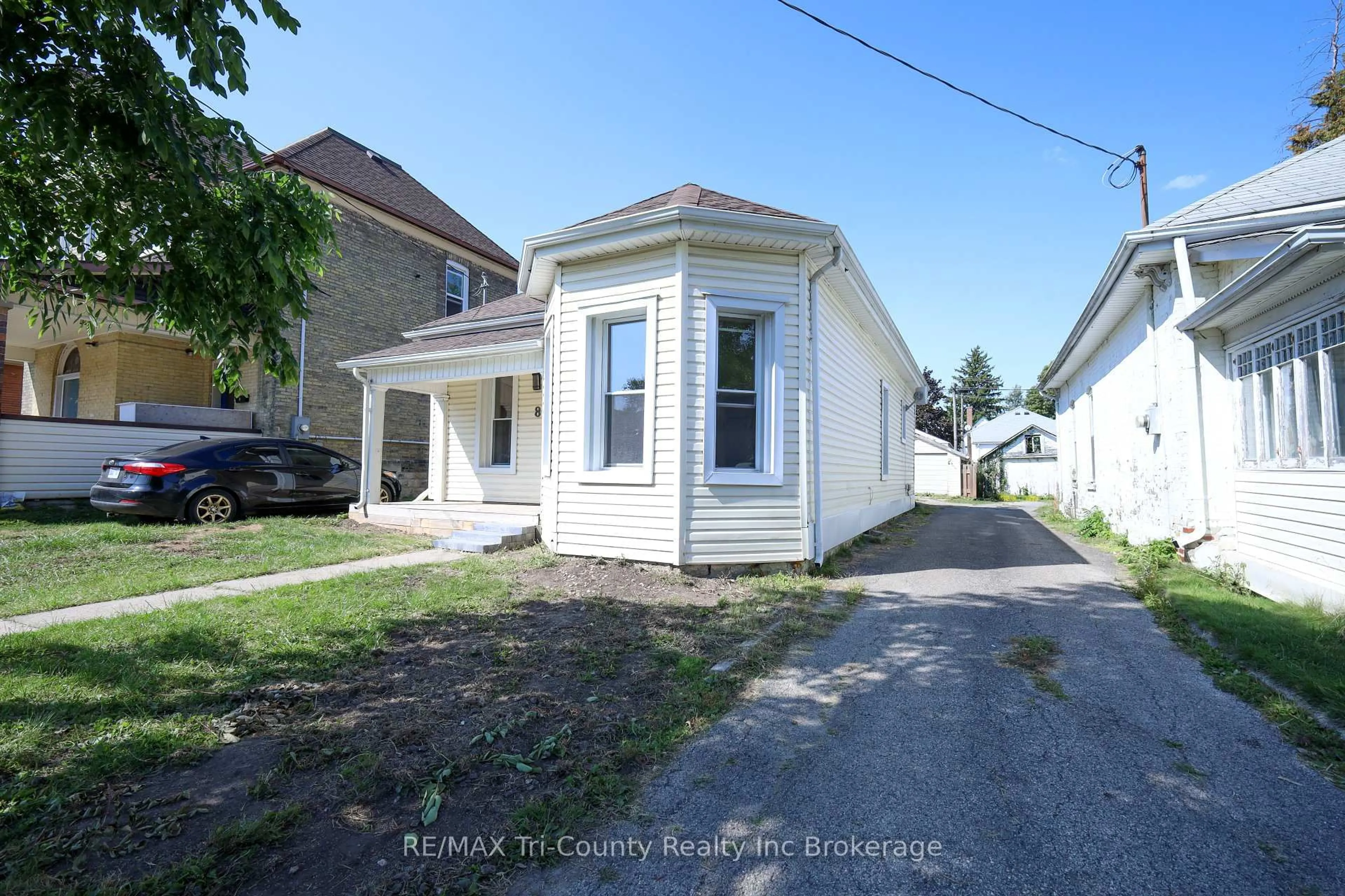A pic from outside/outdoor area/front of a property/back of a property/a pic from drone, street for 8 Erie St, St. Thomas Ontario N5R 2M5