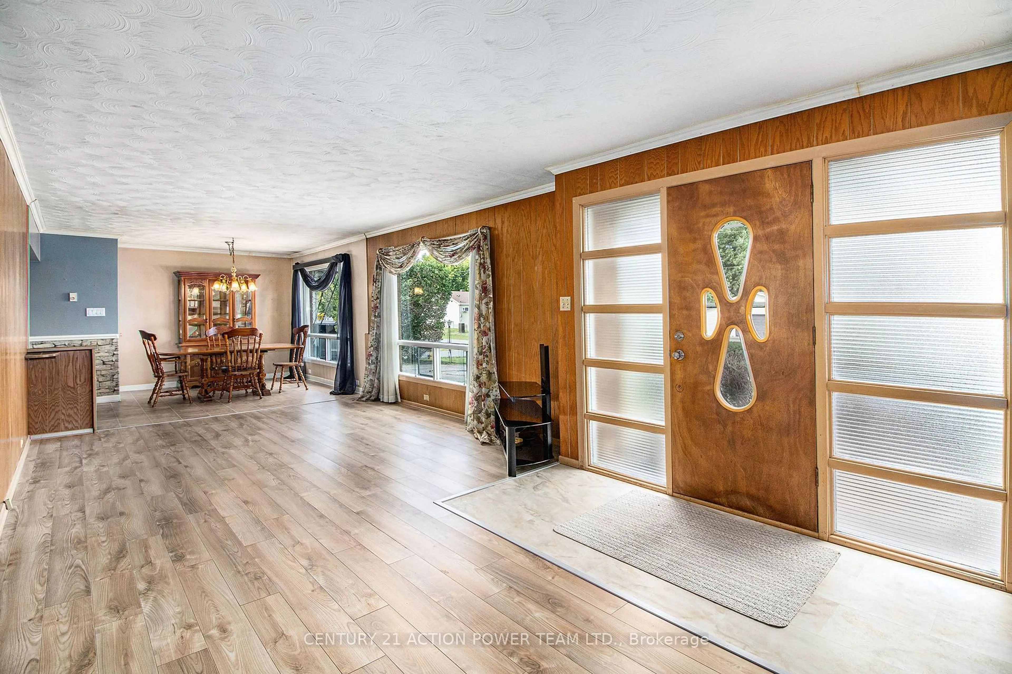 Indoor foyer for 2 Champagne St, North Stormont Ontario K0A 1R0