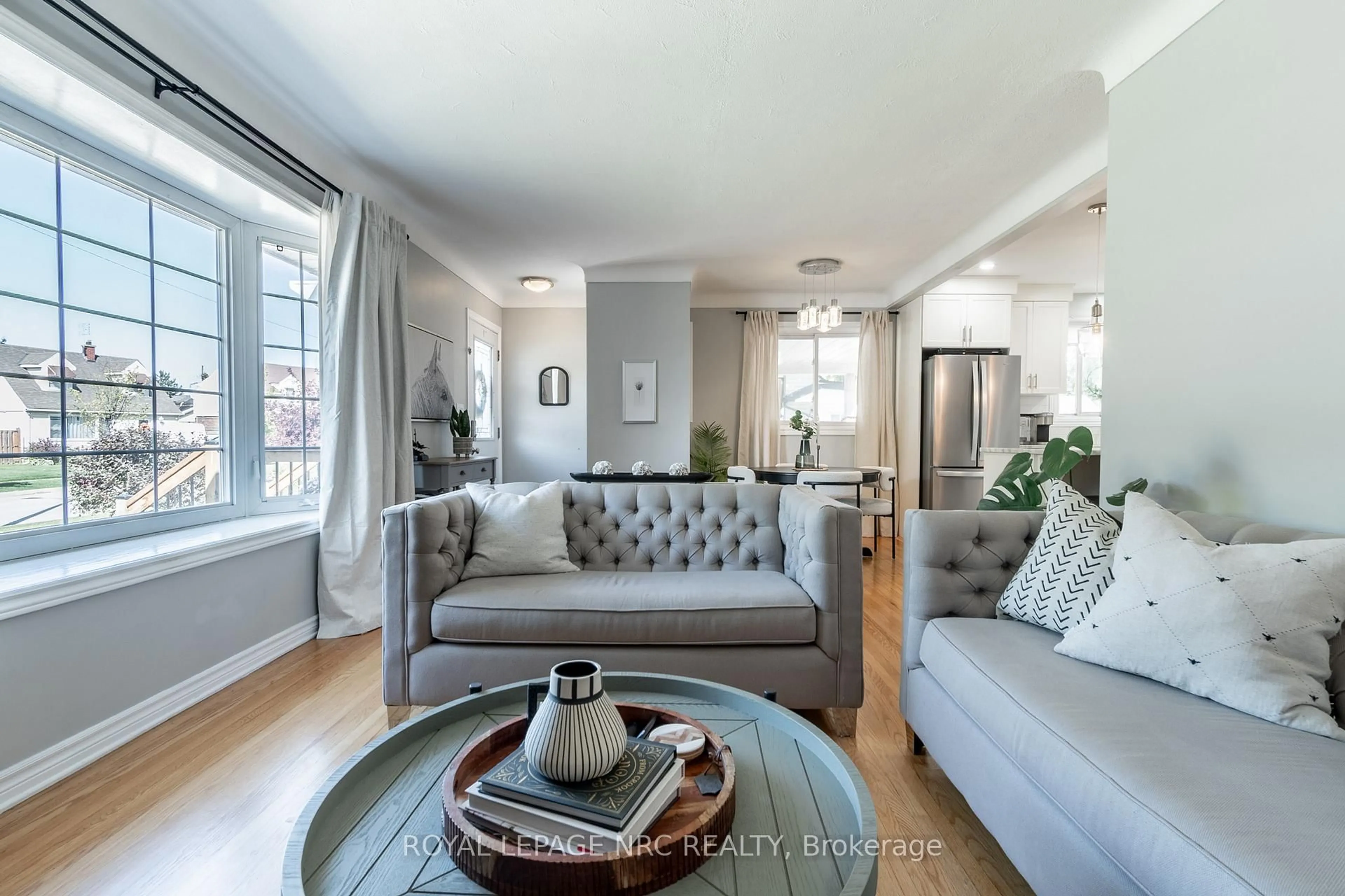 Living room with furniture, unknown for 27 Blain Pl, St. Catharines Ontario L2P 2R4