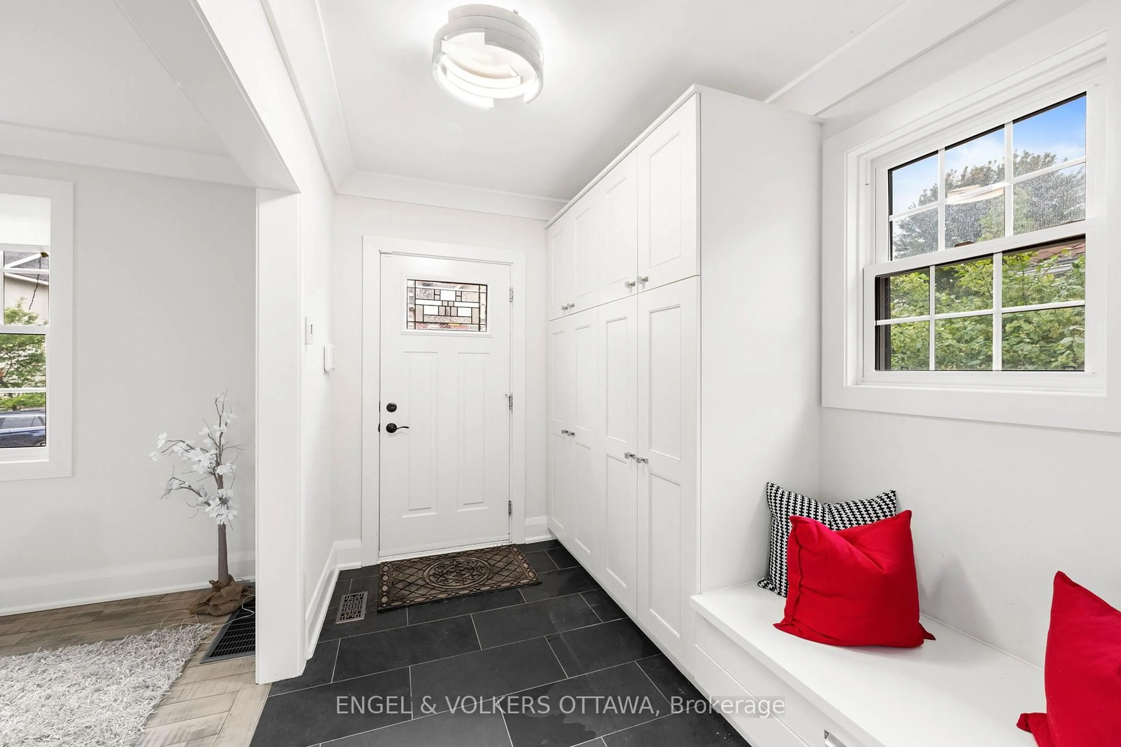 Indoor entryway for 22 Mount Pleasant Ave, Ottawa Ontario K1S 0L8