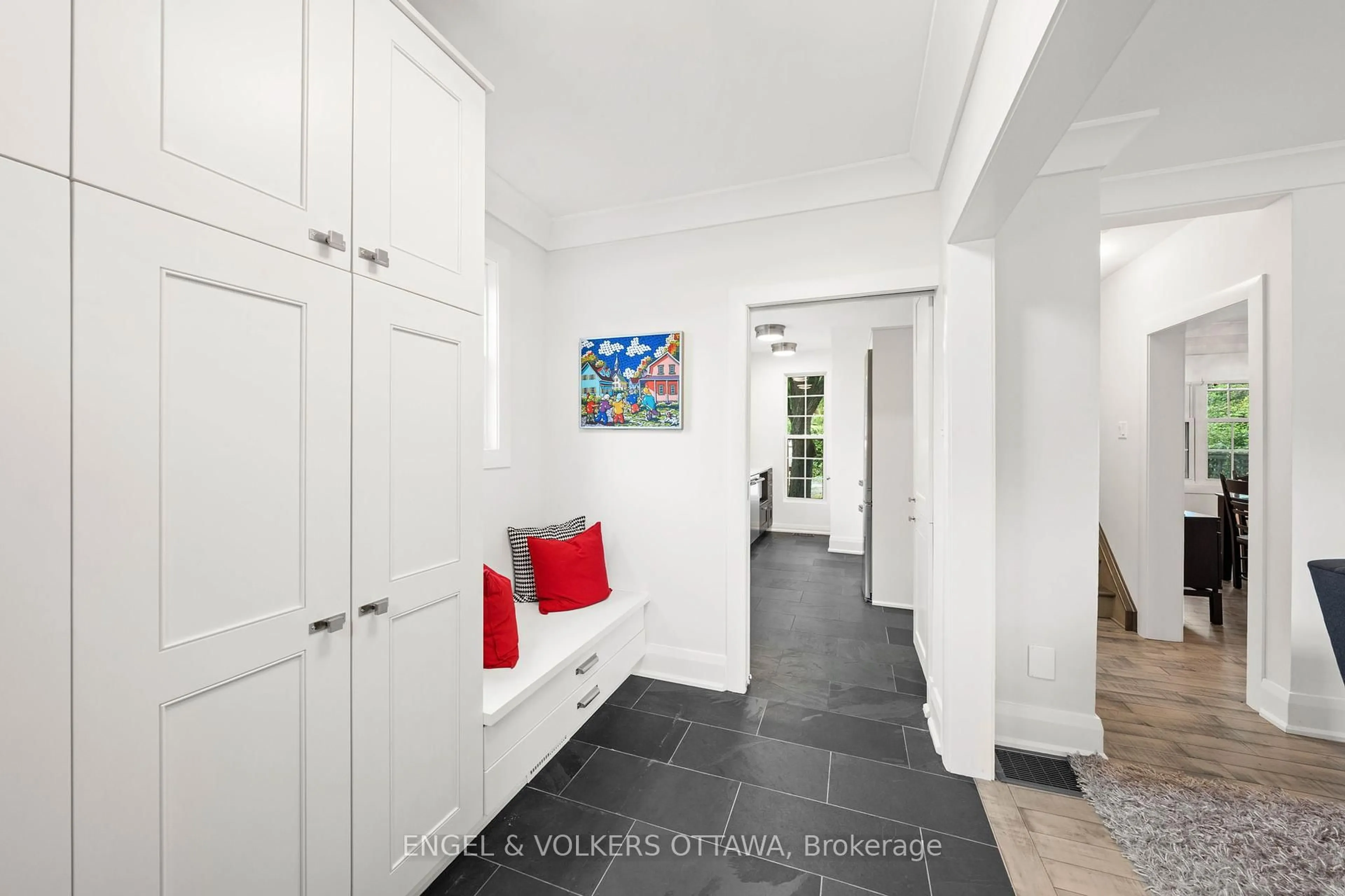 Indoor entryway for 22 Mount Pleasant Ave, Ottawa Ontario K1S 0L8