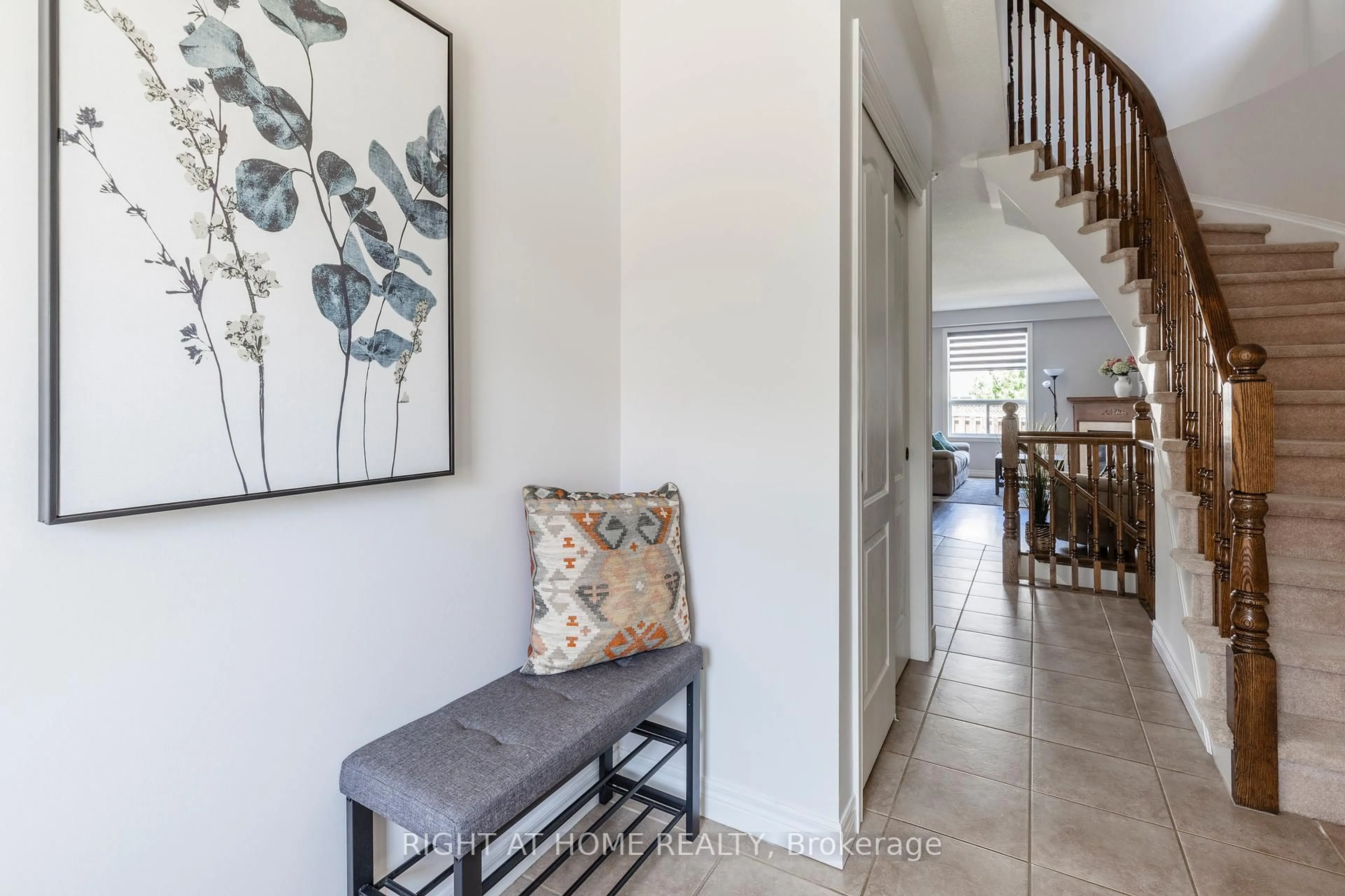 Indoor entryway for 56 Marina Point Cres, Hamilton Ontario L8E 0E4