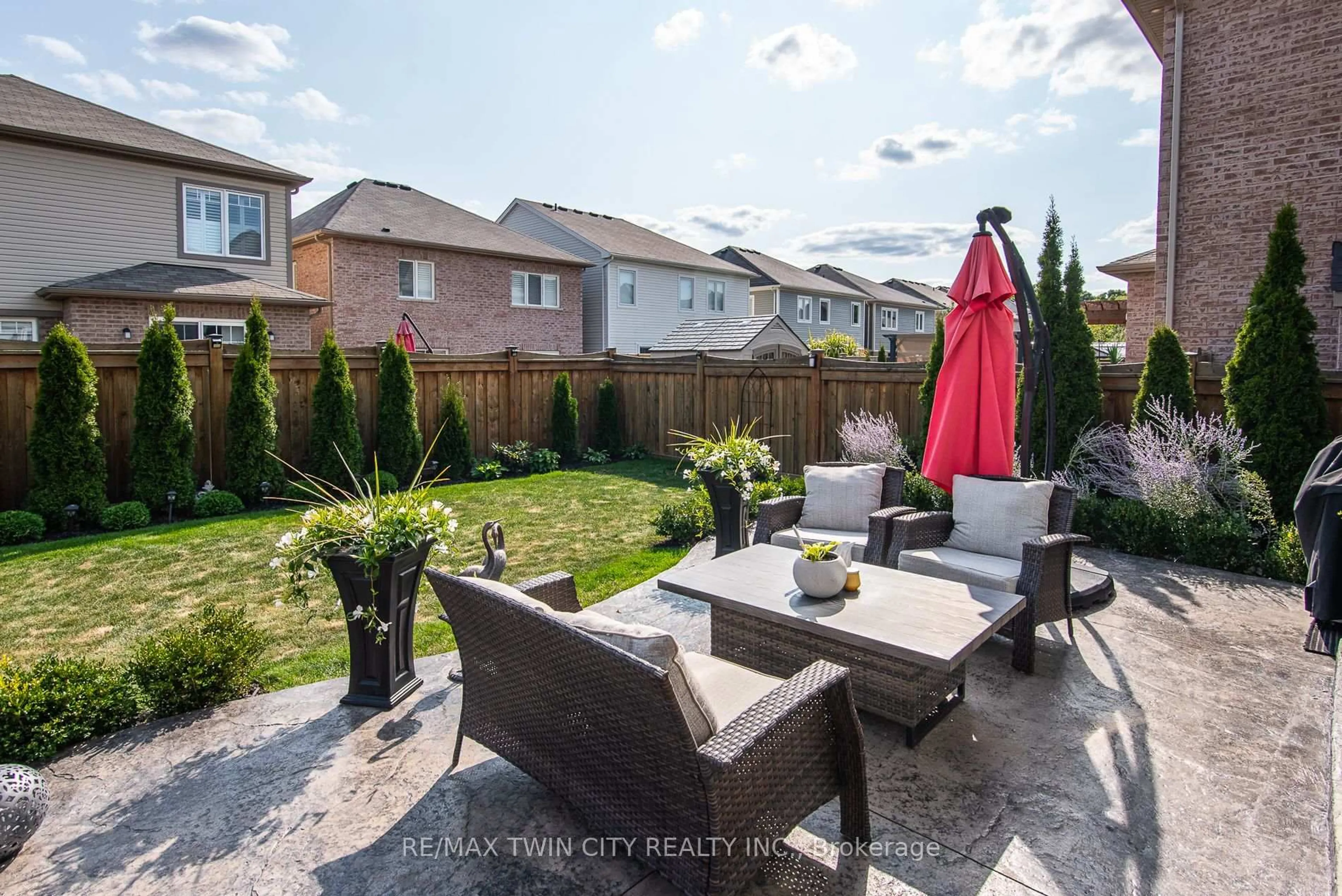 Patio, street for 232 Shady Glen Cres, Kitchener Ontario N2R 1P6