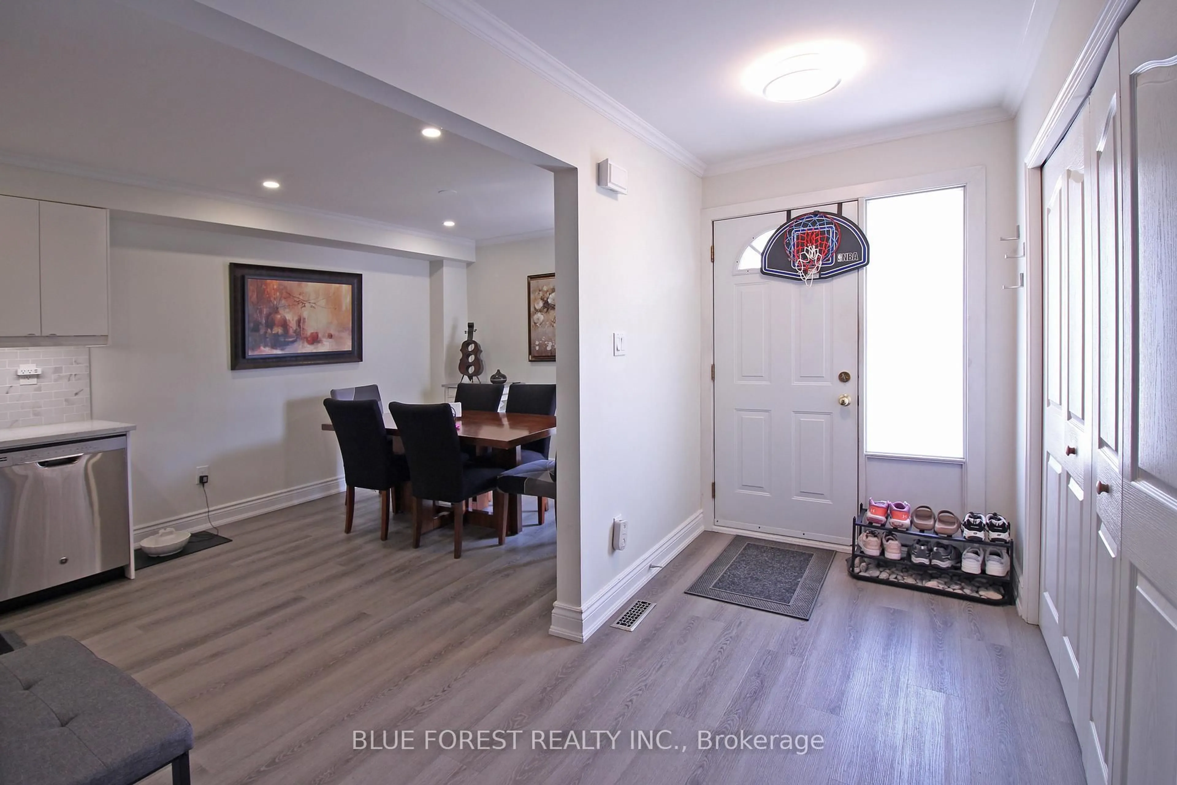 Indoor entryway for 590 Millbank Dr #8, London South Ontario N6E 2H2