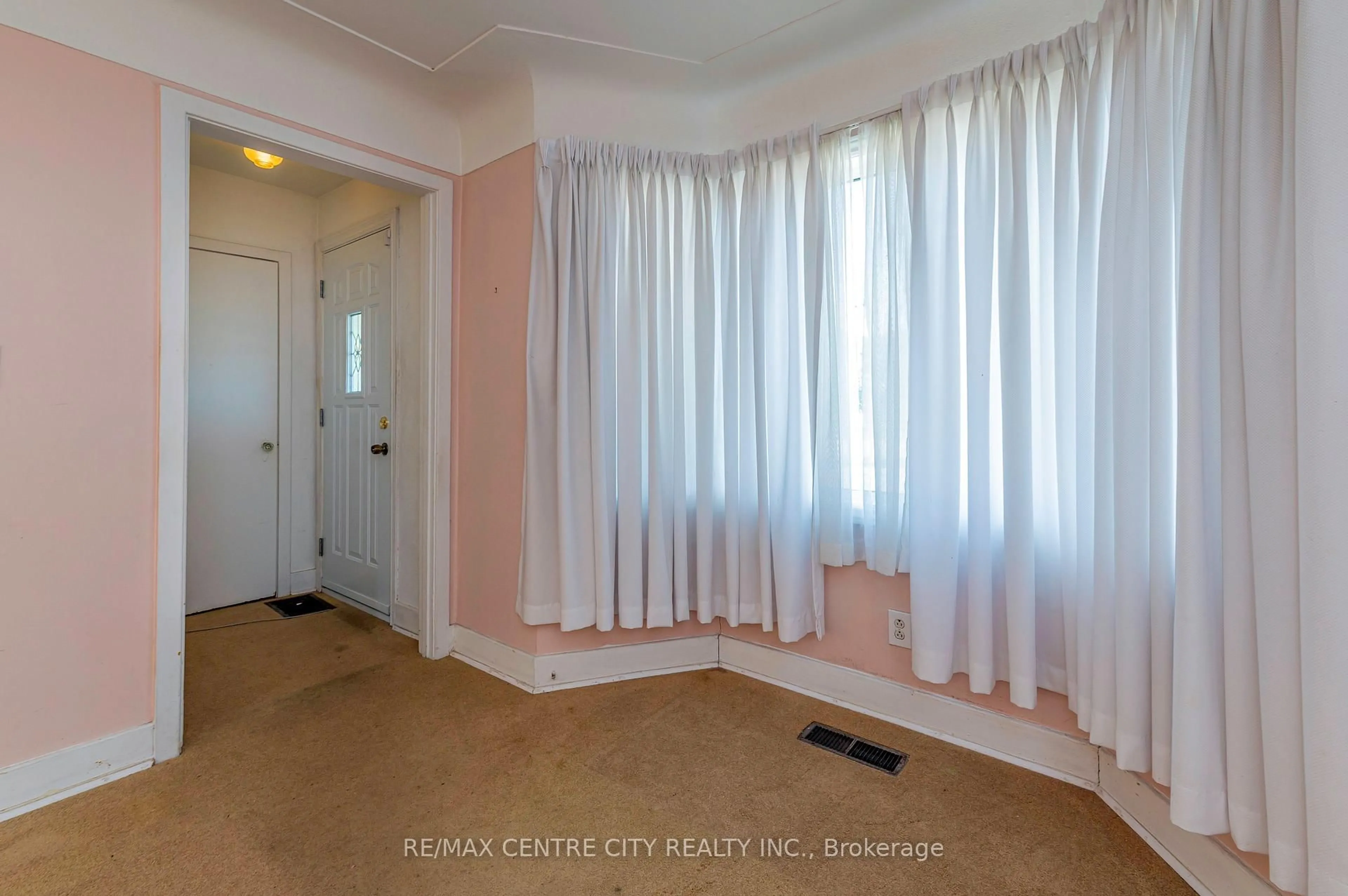 A pic of a room for 150 Brucedale Ave, Hamilton Ontario L9A 1N6