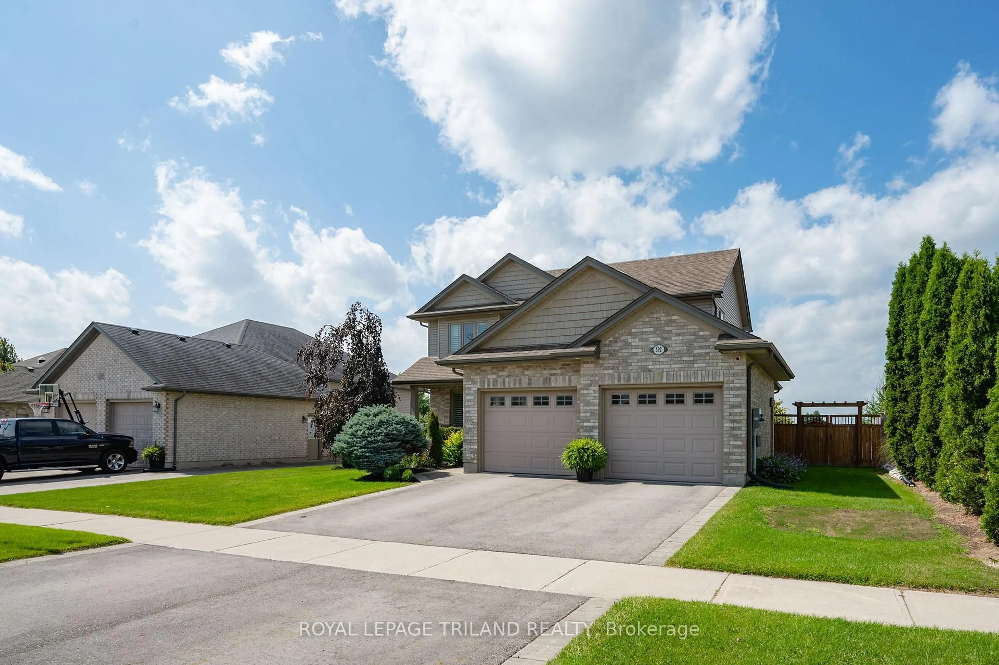 A pic from outside/outdoor area/front of a property/back of a property/a pic from drone, street for 592 Darcy Dr, Strathroy-Caradoc Ontario N7G 4L2