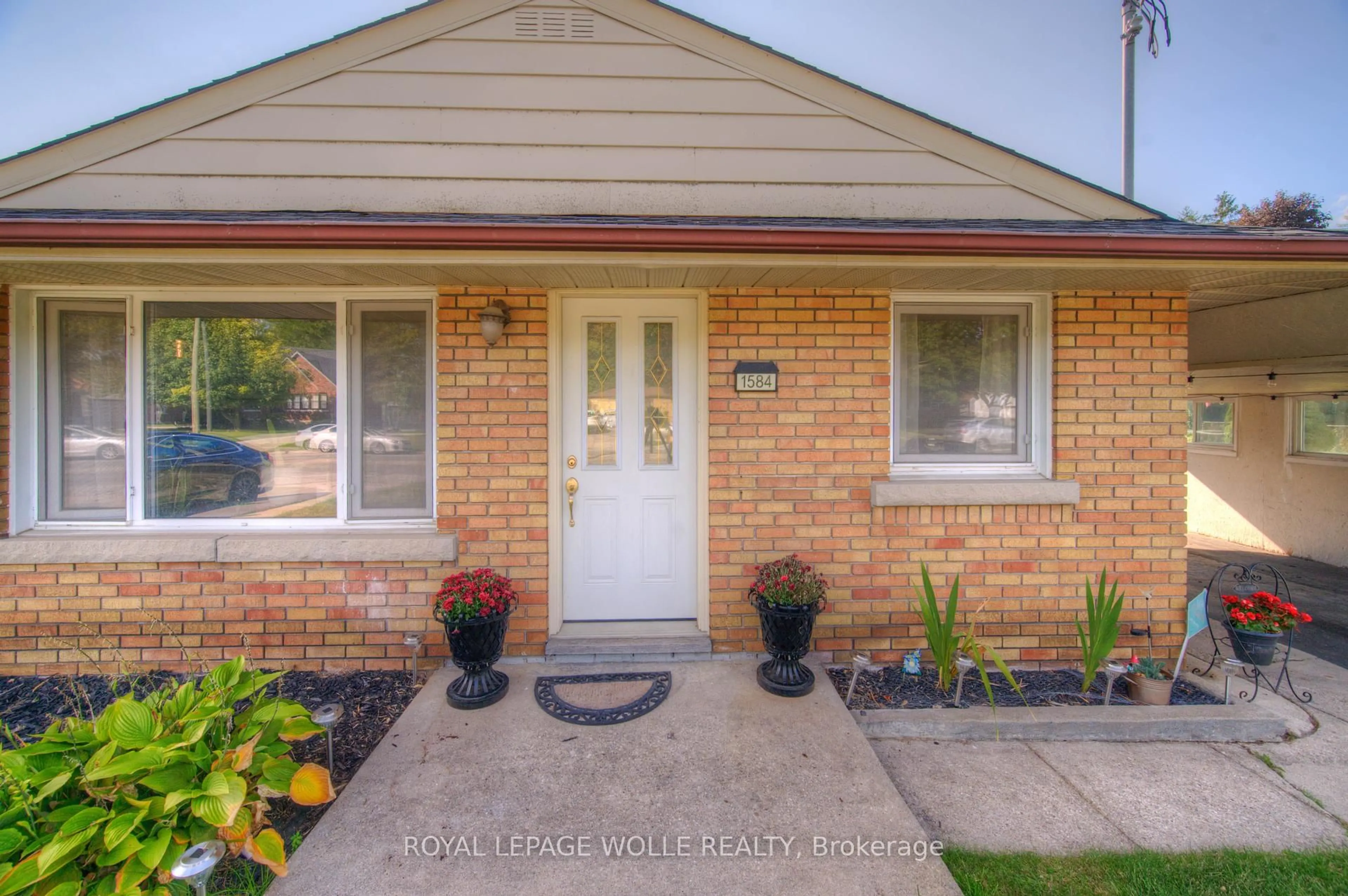 Home with brick exterior material, street for 1584 Concession Rd, Cambridge Ontario N3H 4L9