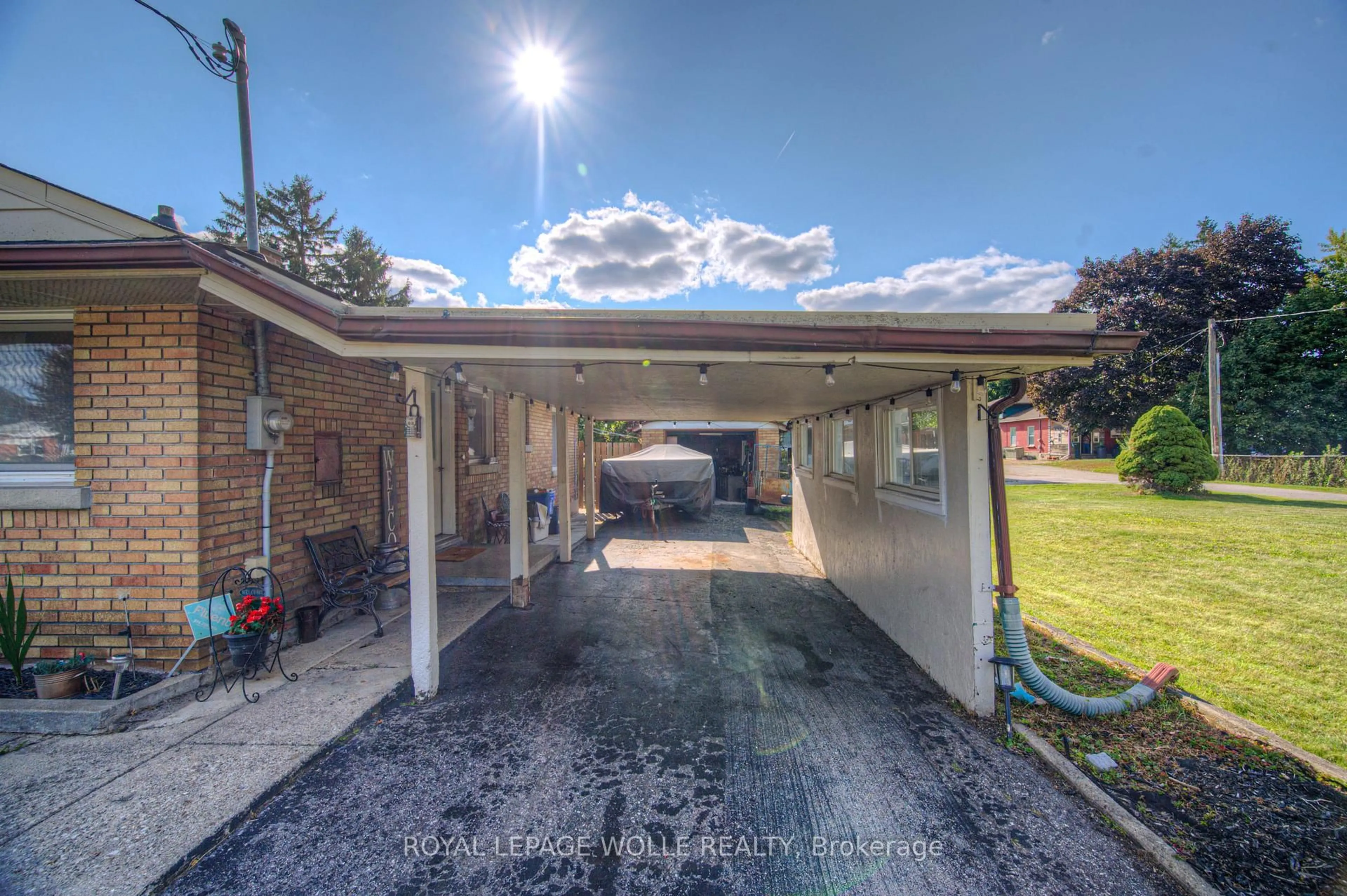 A pic from outside/outdoor area/front of a property/back of a property/a pic from drone, street for 1584 Concession Rd, Cambridge Ontario N3H 4L9