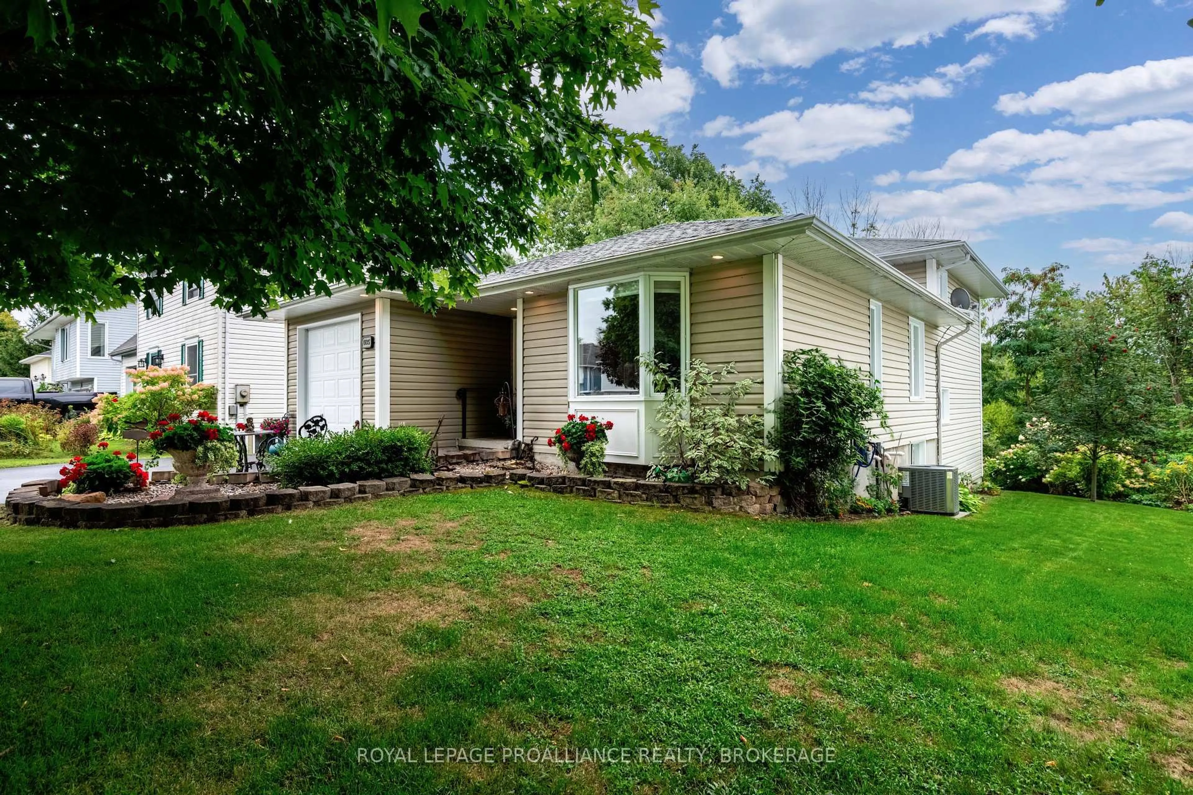 Home with vinyl exterior material, street for 605 Arthur St, Gananoque Ontario K7G 3C5