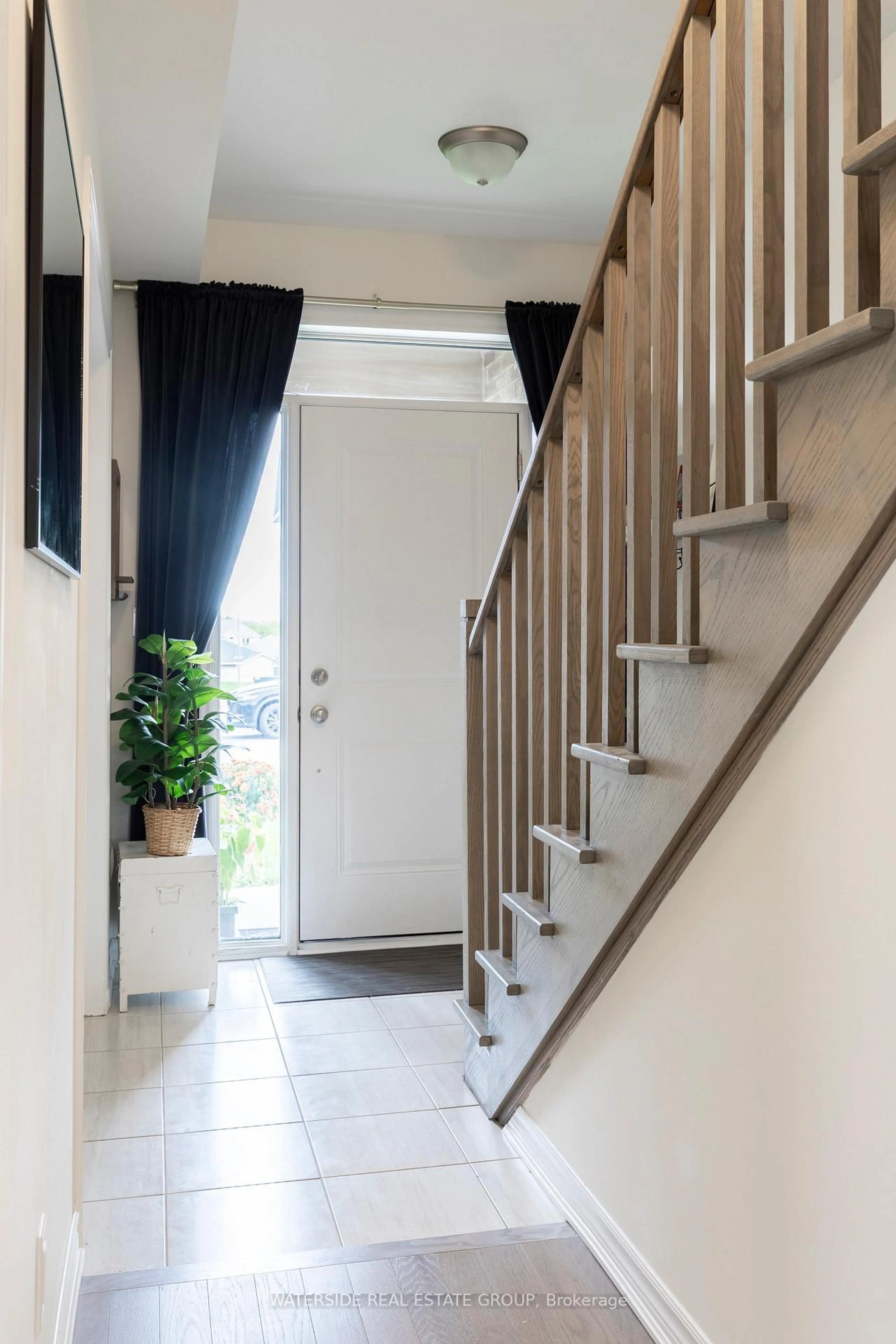 Indoor foyer for 38 Oriole Cres, Port Colborne Ontario L3K 6E2
