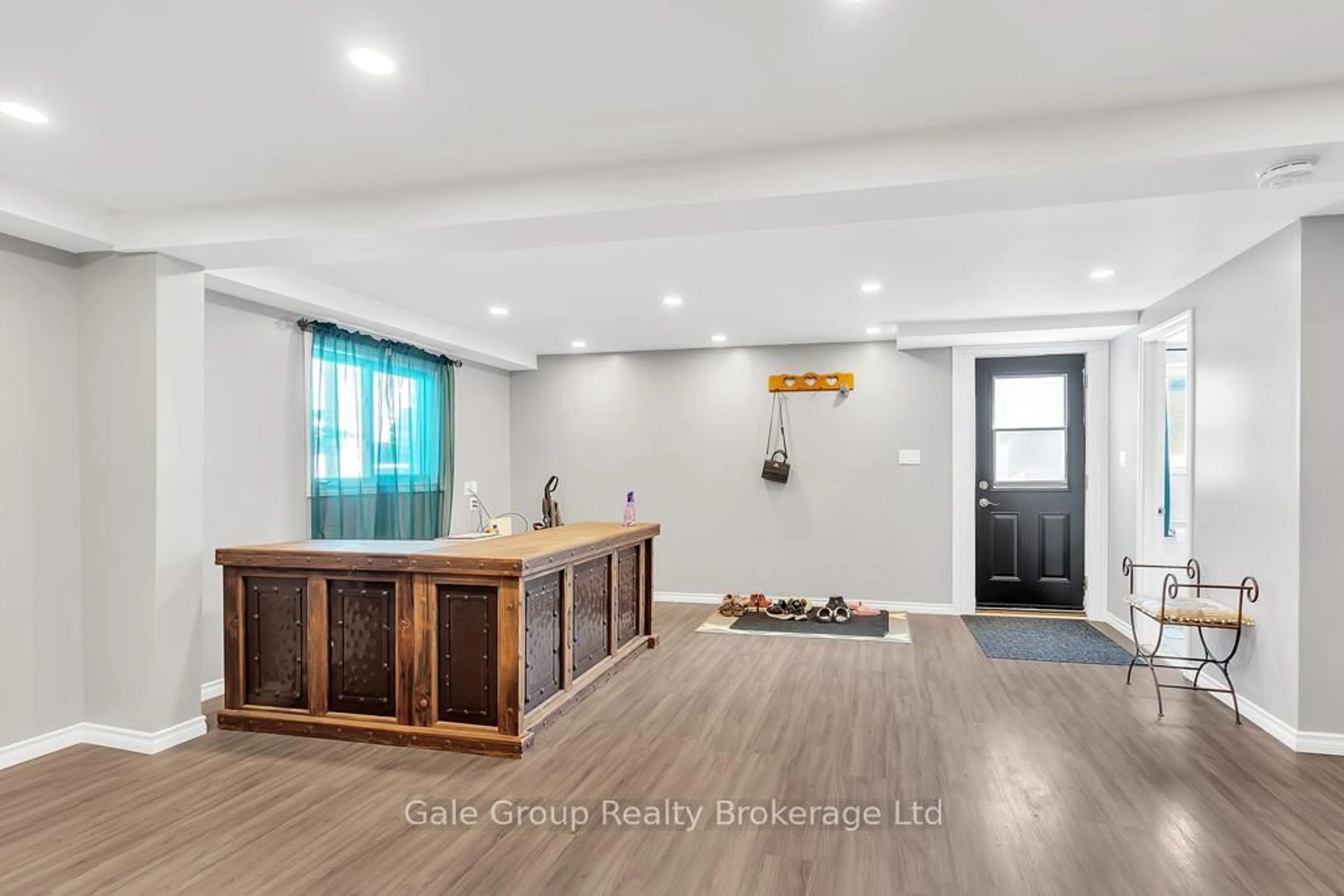 Open concept kitchen, wood/laminate floor for 79 St Anthony St, Chatham-Kent Ontario N7M 3Y2