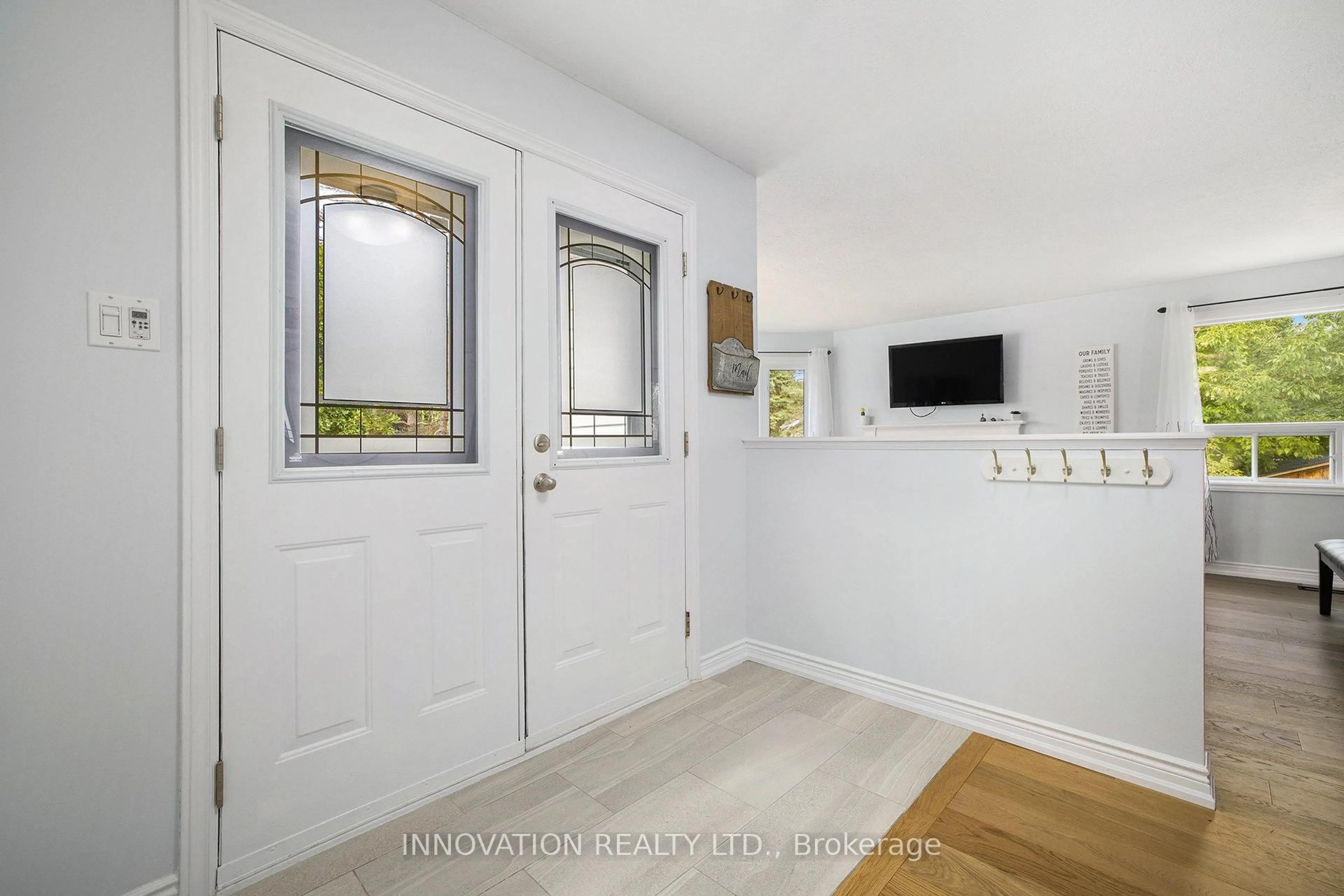 Indoor entryway for 5702 Ferdinand St, Osgoode Ontario K0A 2W0