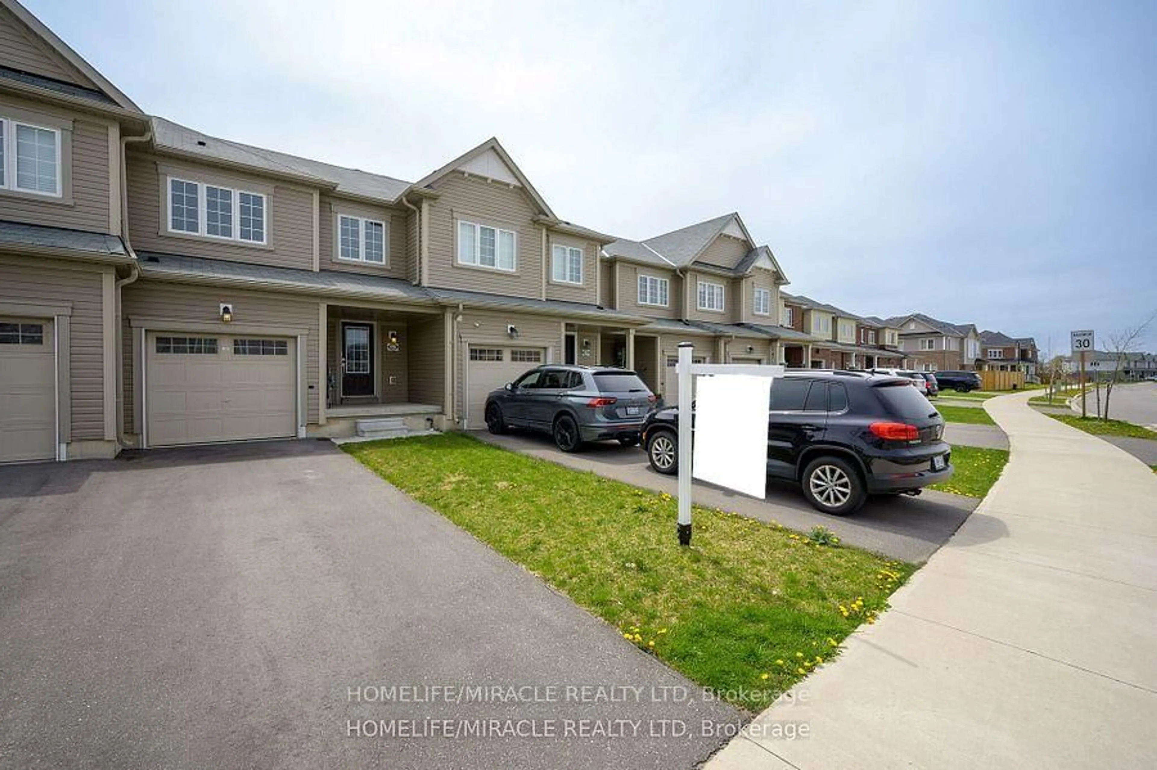 A pic from outside/outdoor area/front of a property/back of a property/a pic from drone, street for 327 Pumpkin Pass, Hamilton Ontario L0R 1C0