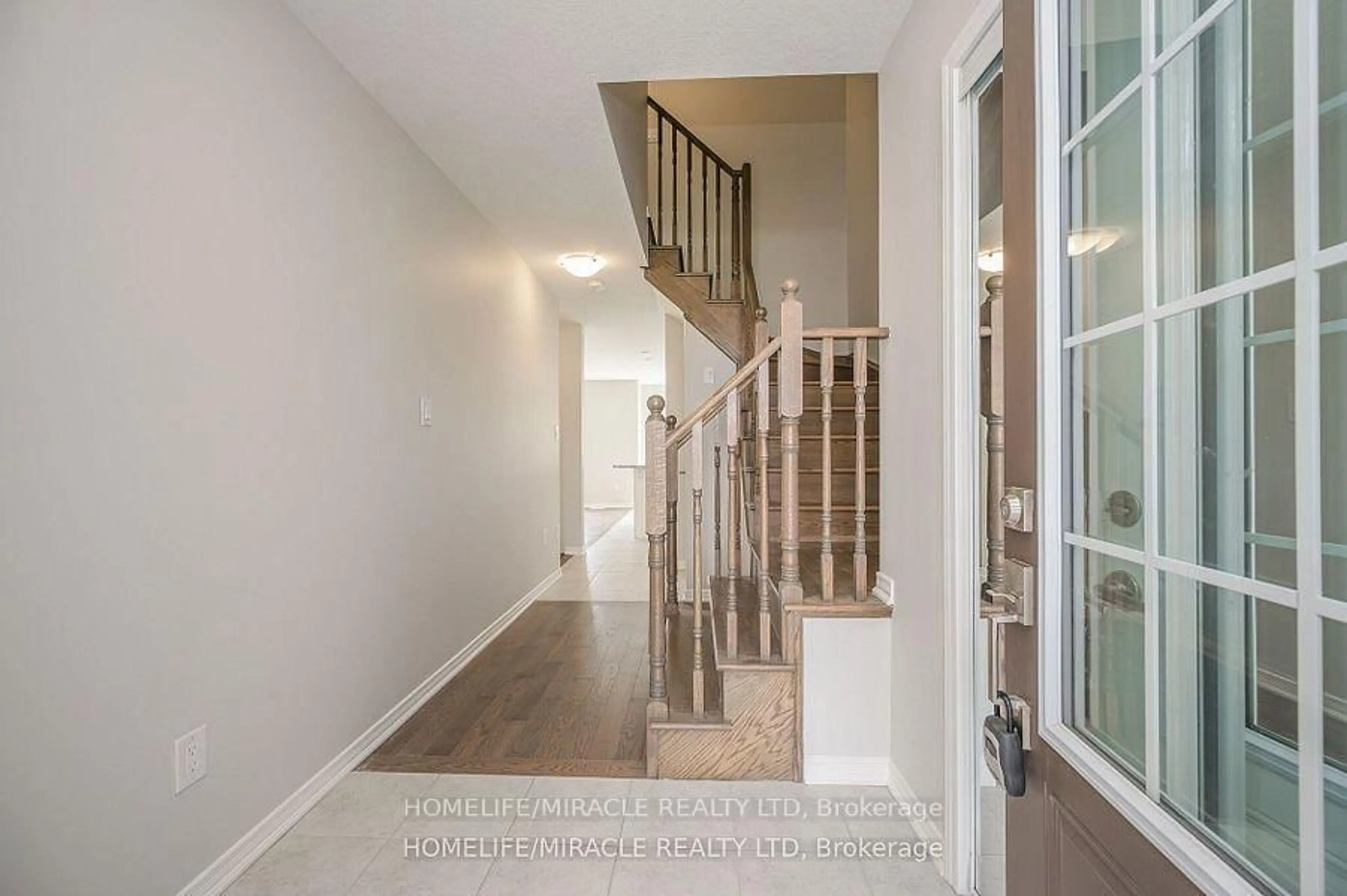 Indoor entryway for 327 Pumpkin Pass, Hamilton Ontario L0R 1C0
