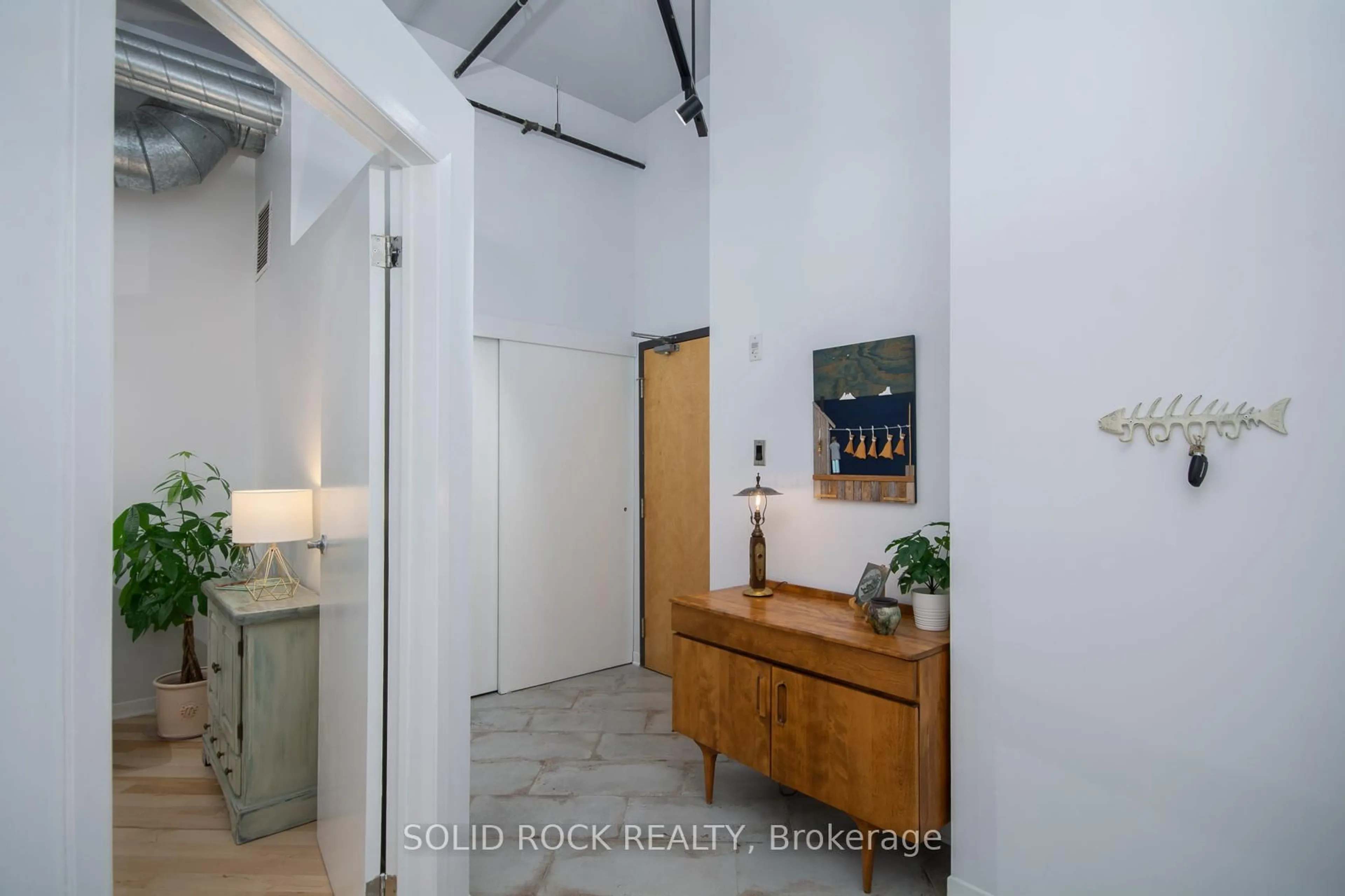 Indoor entryway for 95 Beech St #105, Ottawa Ontario K1S 3J7
