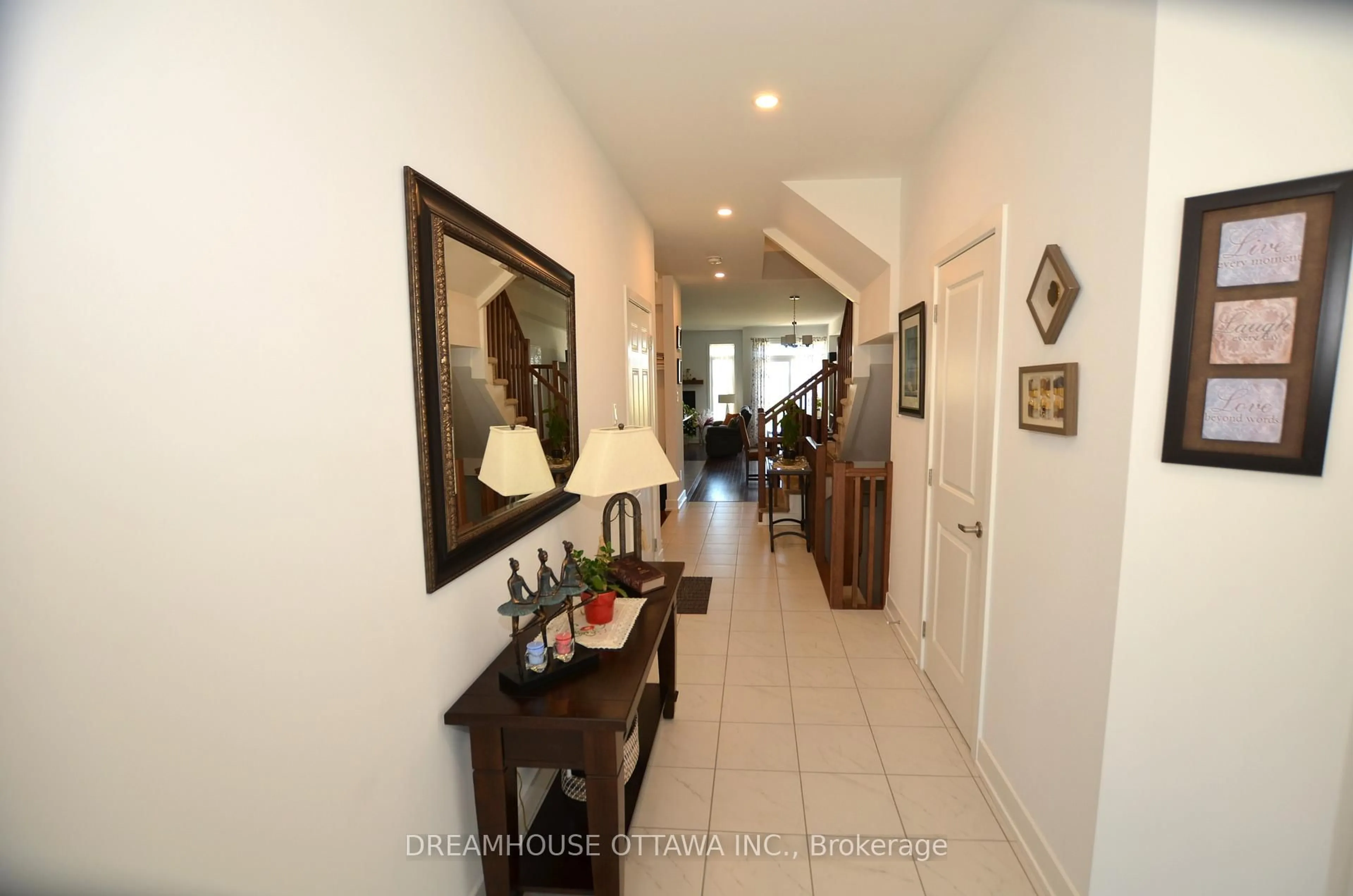 Indoor foyer for 257 Finsbury Ave, Ottawa Ontario K2S 2Y2