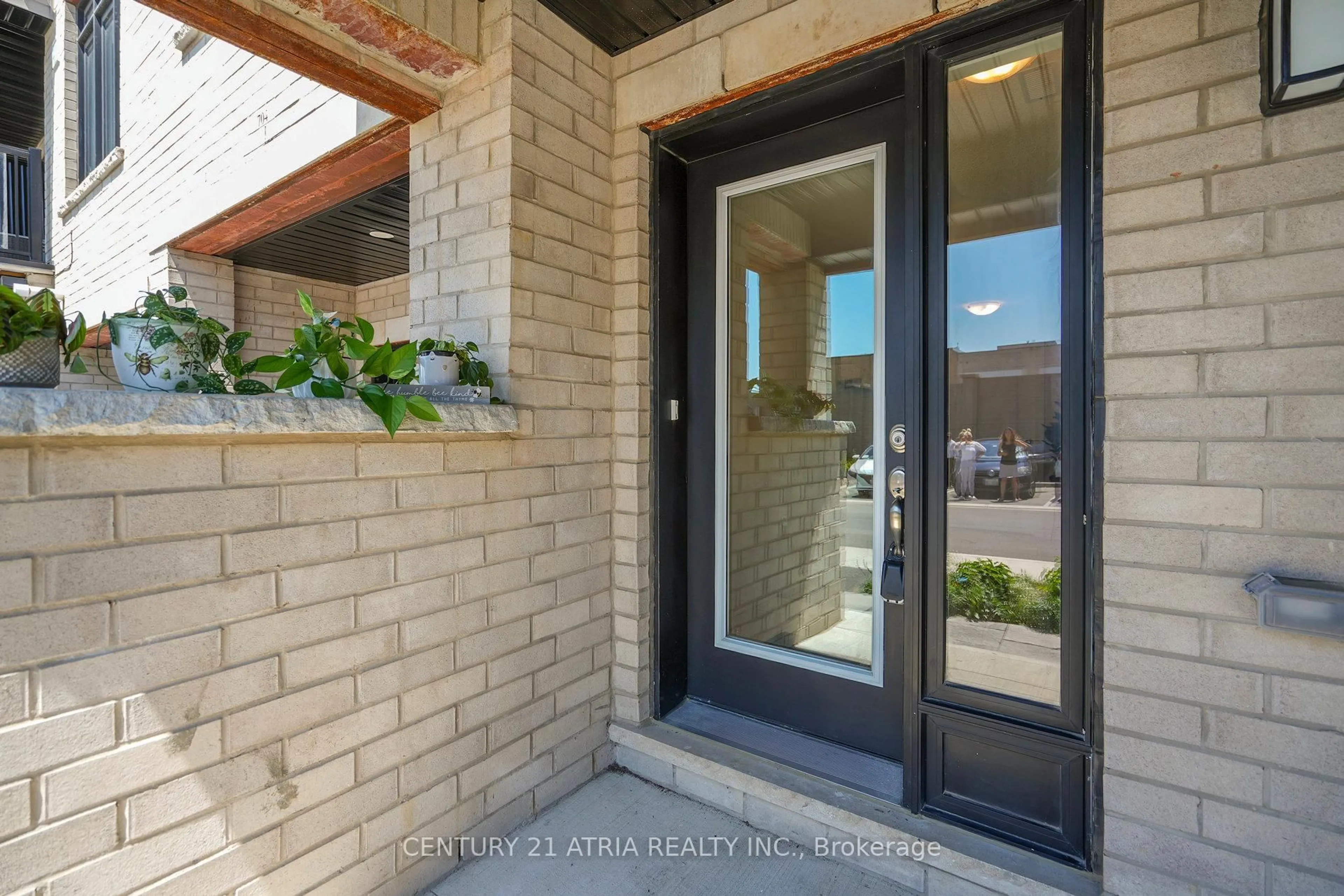 Indoor entryway for 585 Colborne St #704, Brantford Ontario N3S 0K4