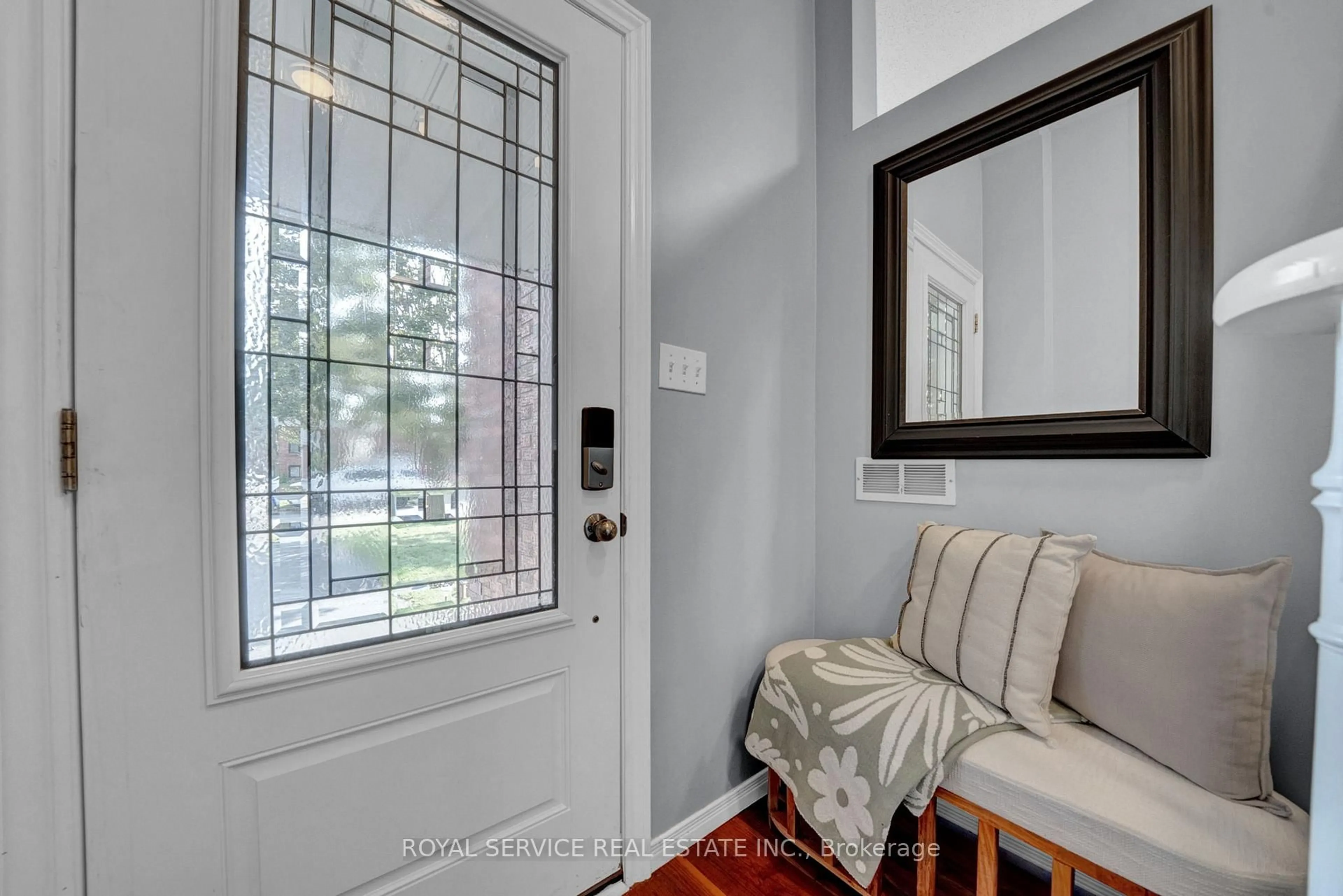 Indoor entryway for 827 Battell Crt, Cobourg Ontario K9A 5R7
