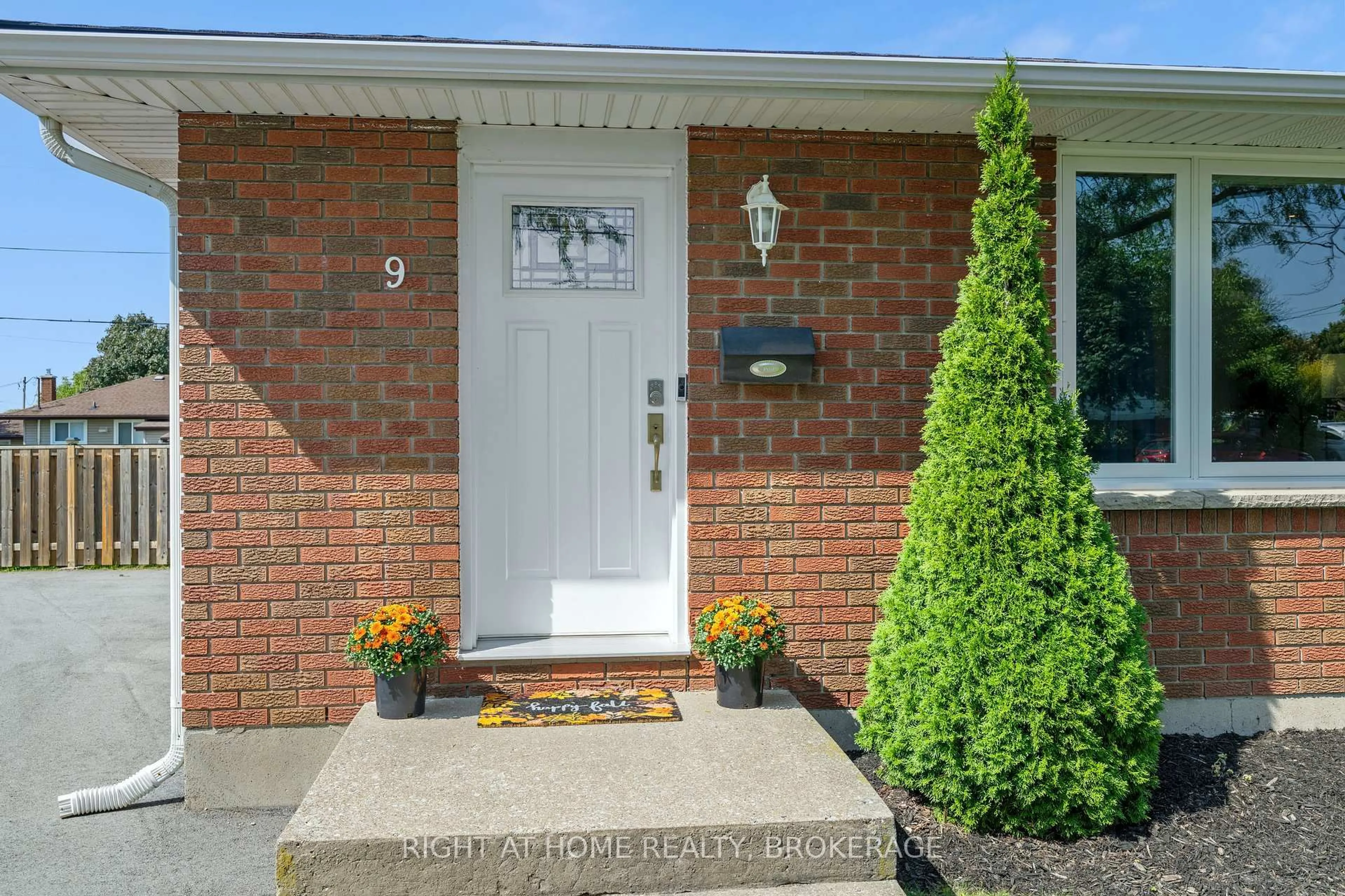 Indoor entryway for 9 Allanburg Rd, St. Catharines Ontario L2T 2R8