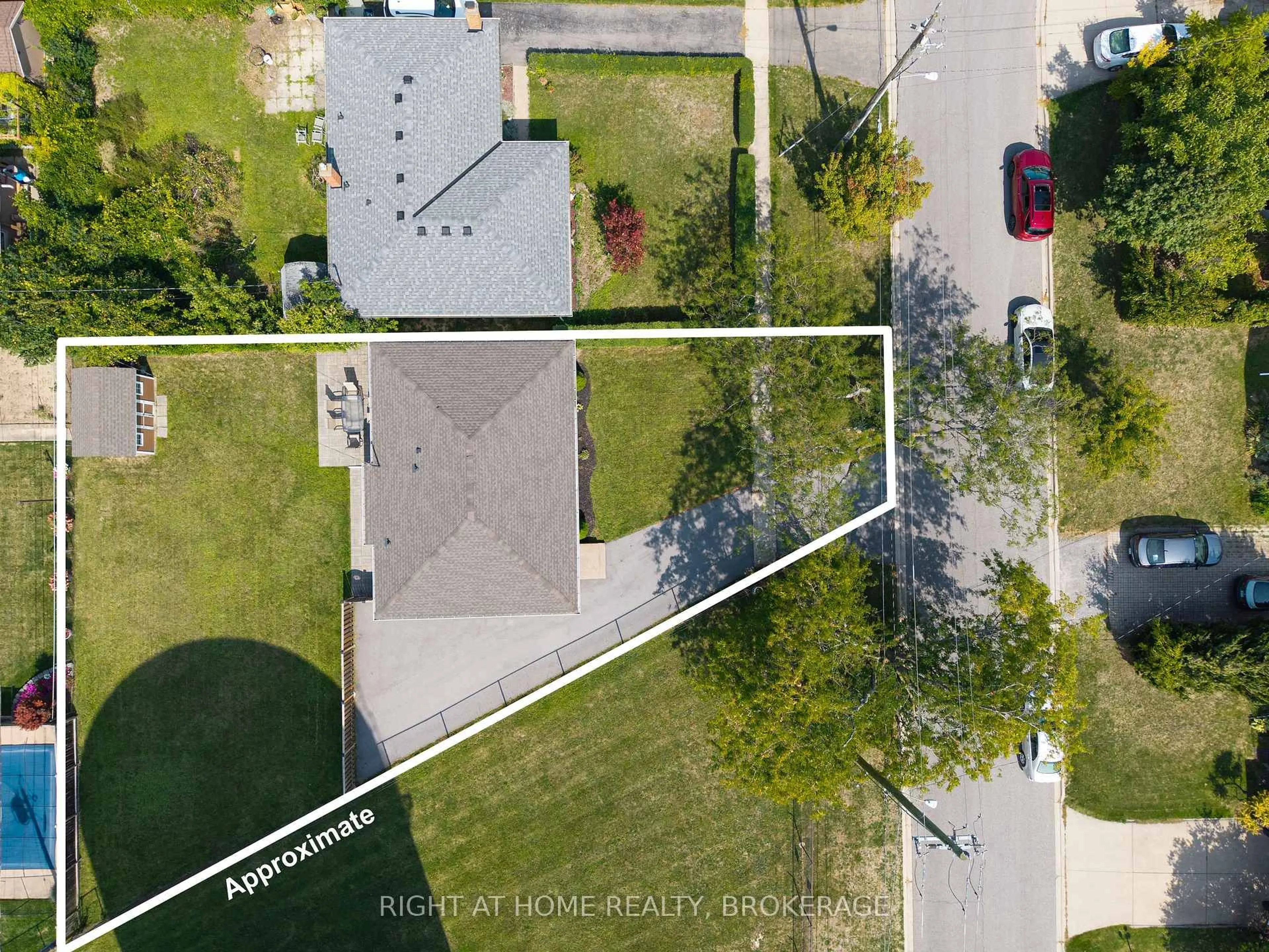 A pic from outside/outdoor area/front of a property/back of a property/a pic from drone, street for 9 Allanburg Rd, St. Catharines Ontario L2T 2R8