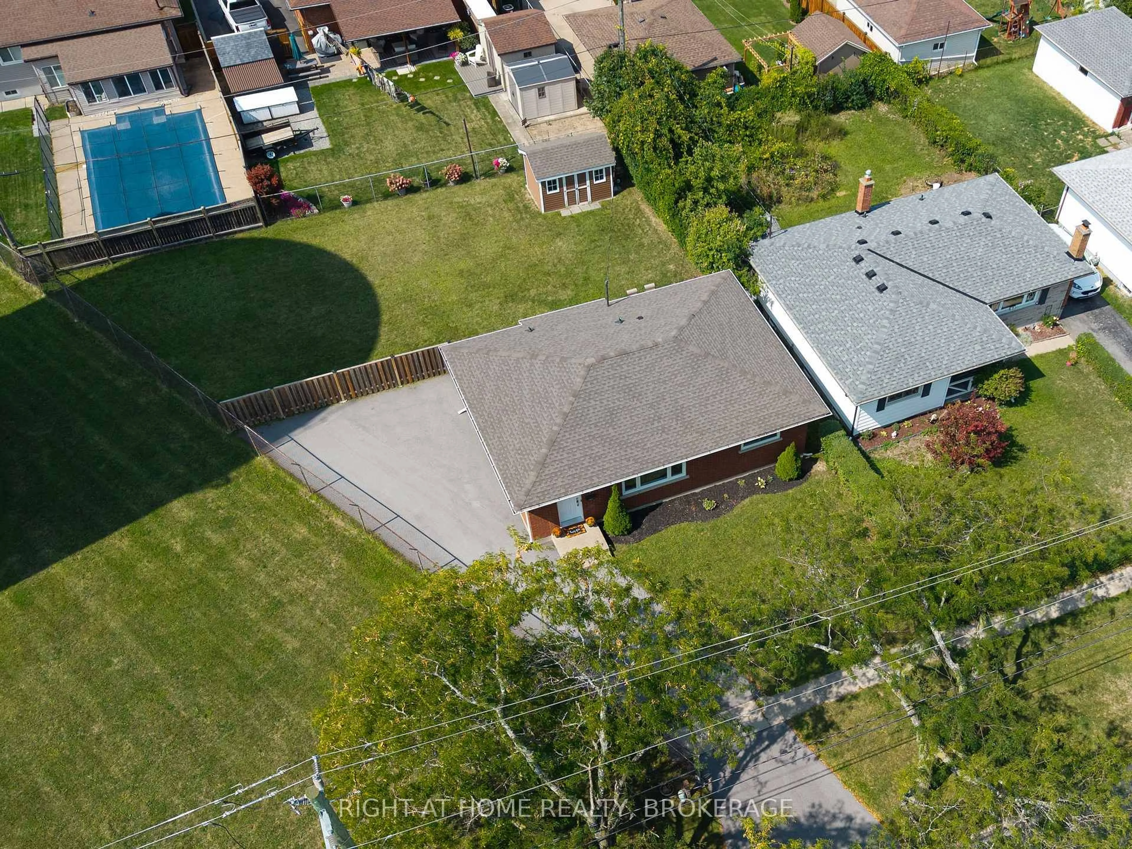 A pic from outside/outdoor area/front of a property/back of a property/a pic from drone, street for 9 Allanburg Rd, St. Catharines Ontario L2T 2R8