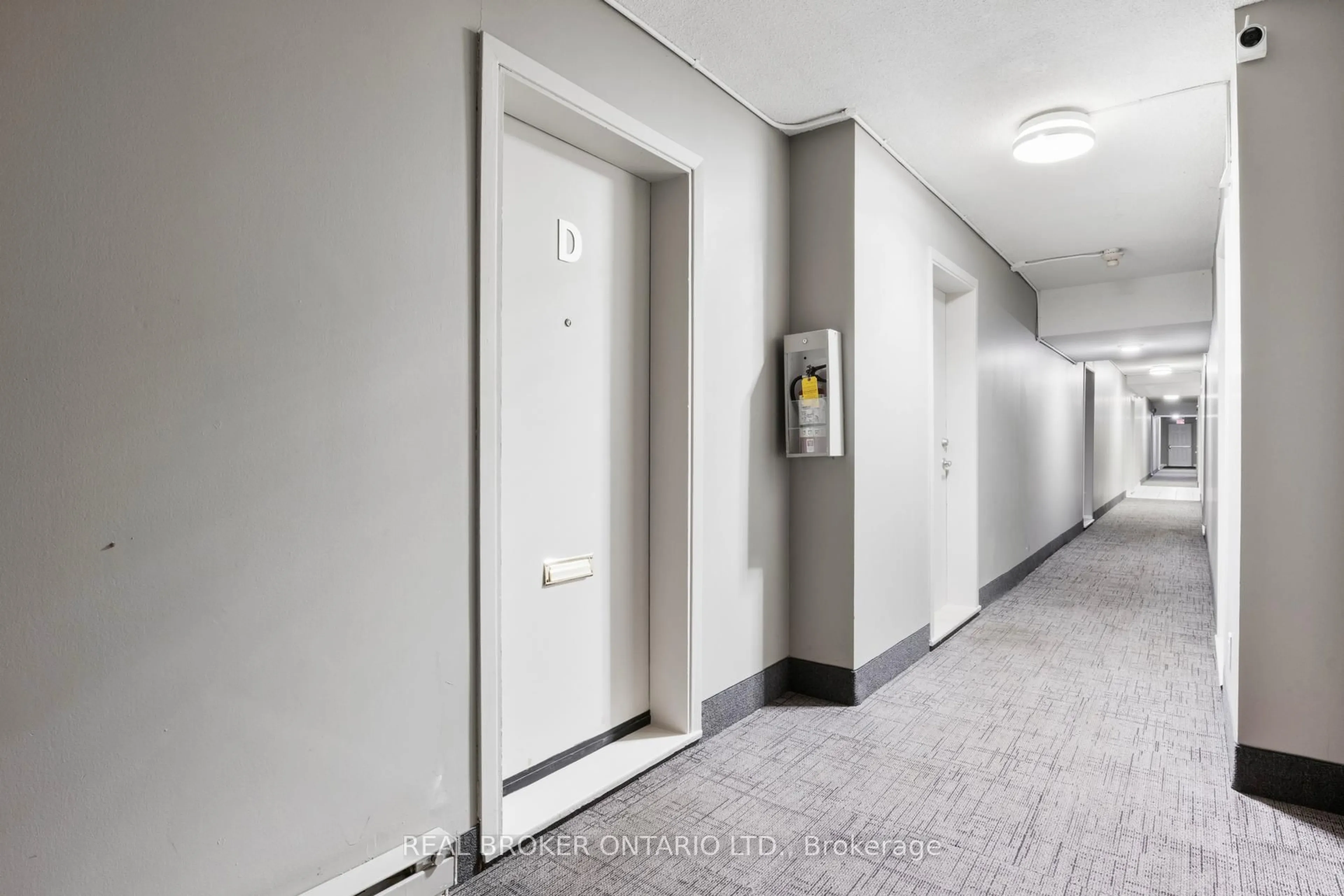 Indoor foyer for 766 Walter St, Cambridge Ontario N3H 4P3