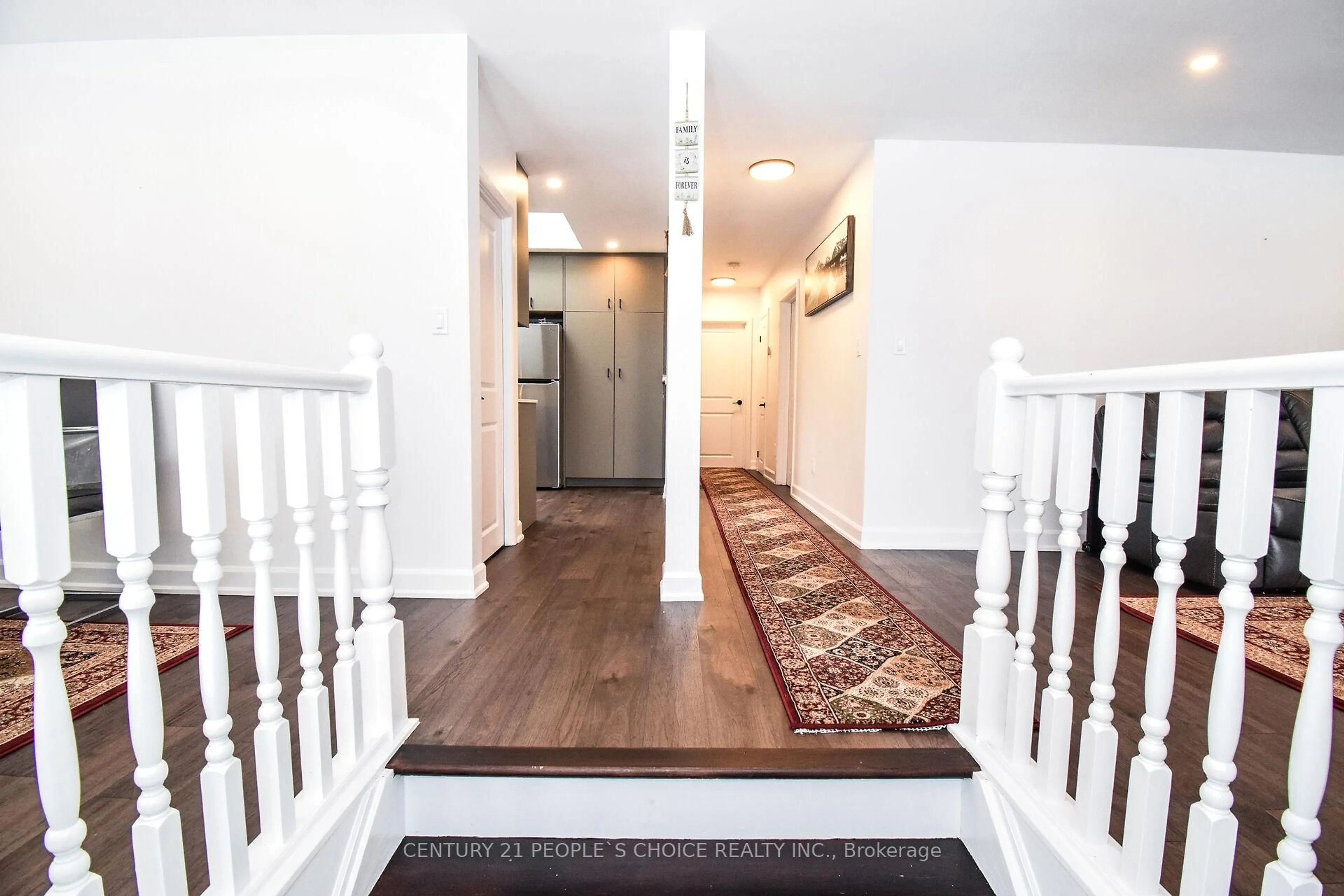 Indoor foyer for 58 Brentwood Dr, Hamilton Ontario L8G 2W8