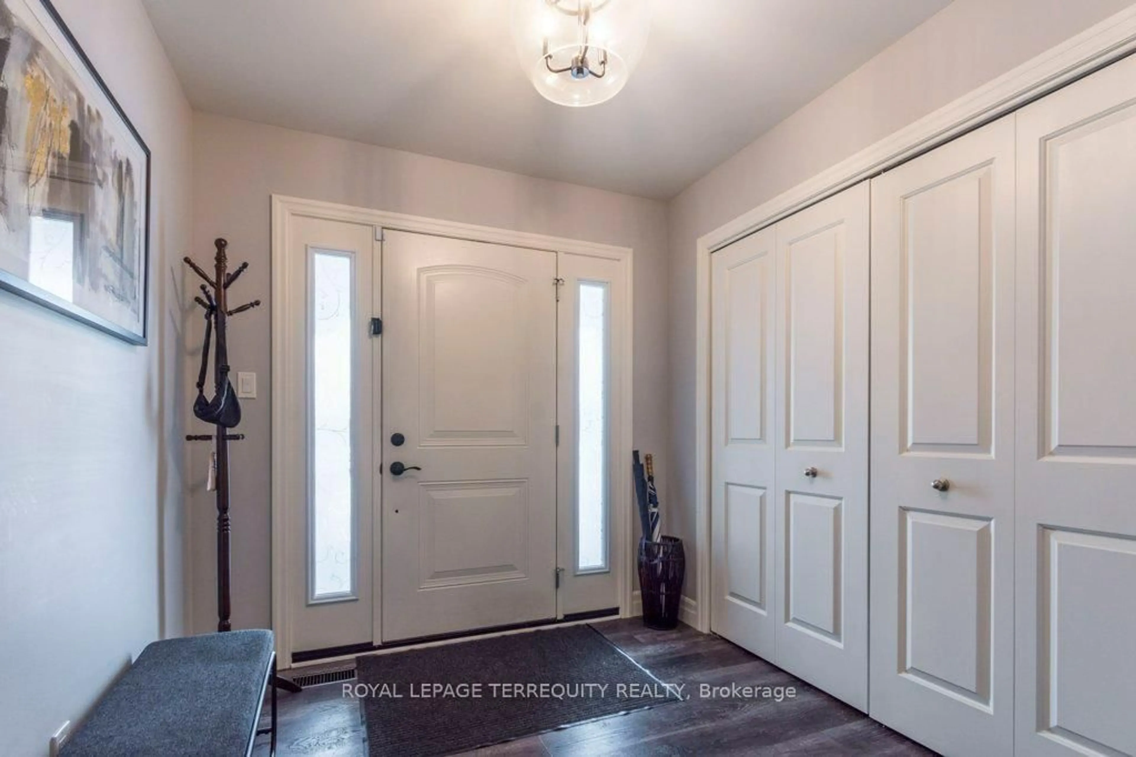 Indoor entryway for 12 Cedar Park Cres, Quinte West Ontario K8V 0J2