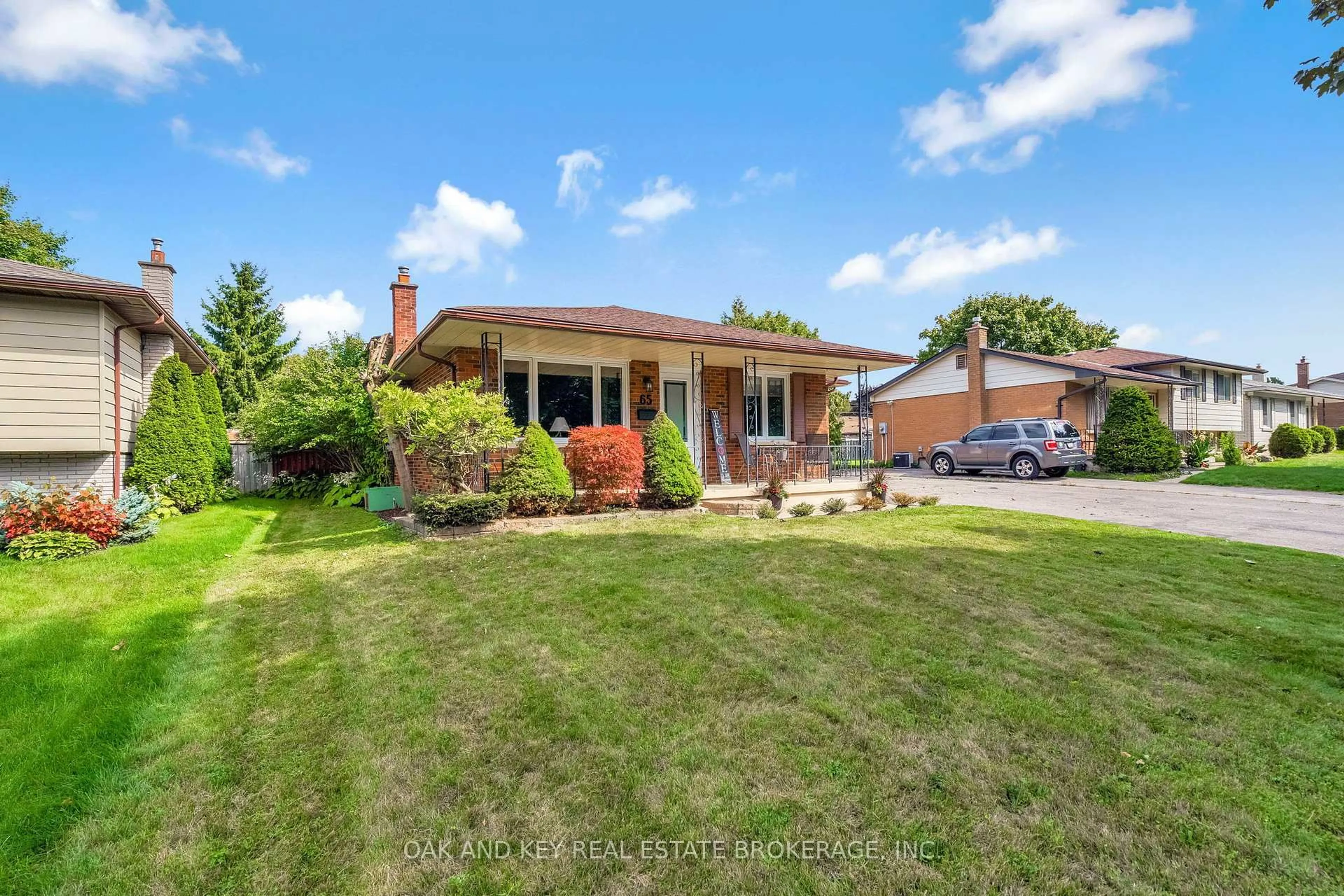 A pic from outside/outdoor area/front of a property/back of a property/a pic from drone, street for 65 Southview Cres, London South Ontario N6J 3L6