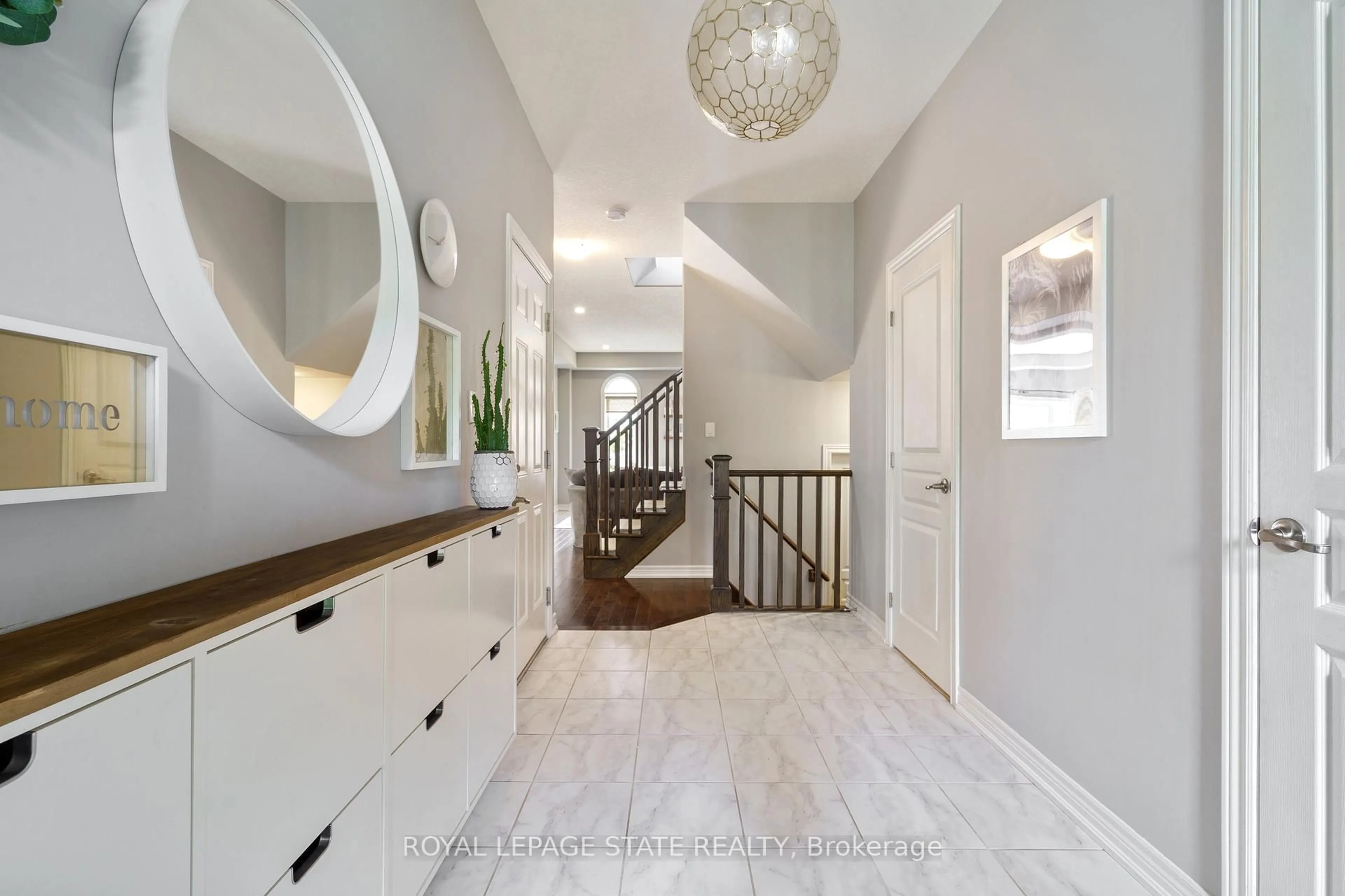 Indoor entryway for 42 Chestnut Dr, Grimsby Ontario L3M 0B9