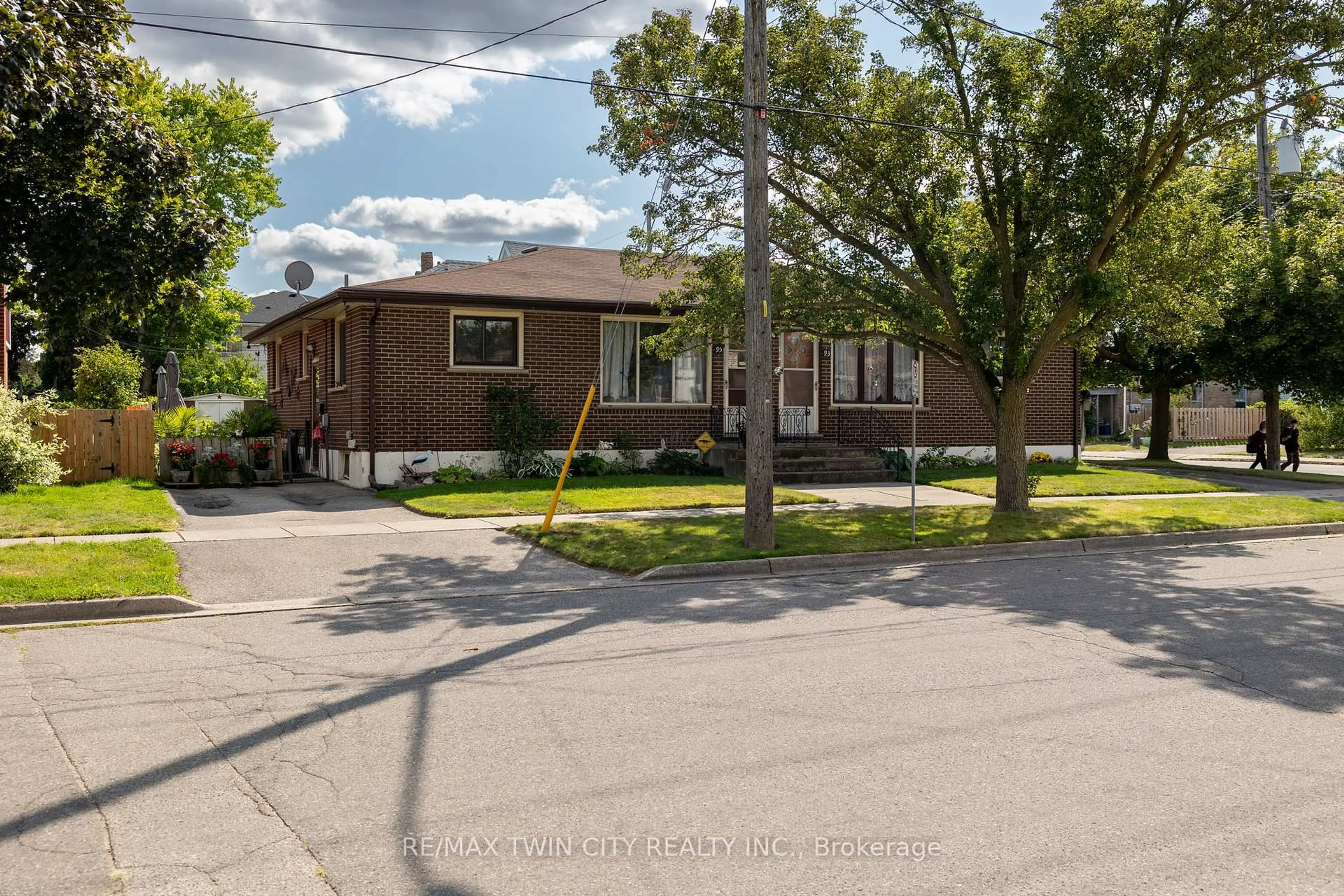 Unknown for 93-95 EAST Ave, Brantford Ontario N3S 3L8