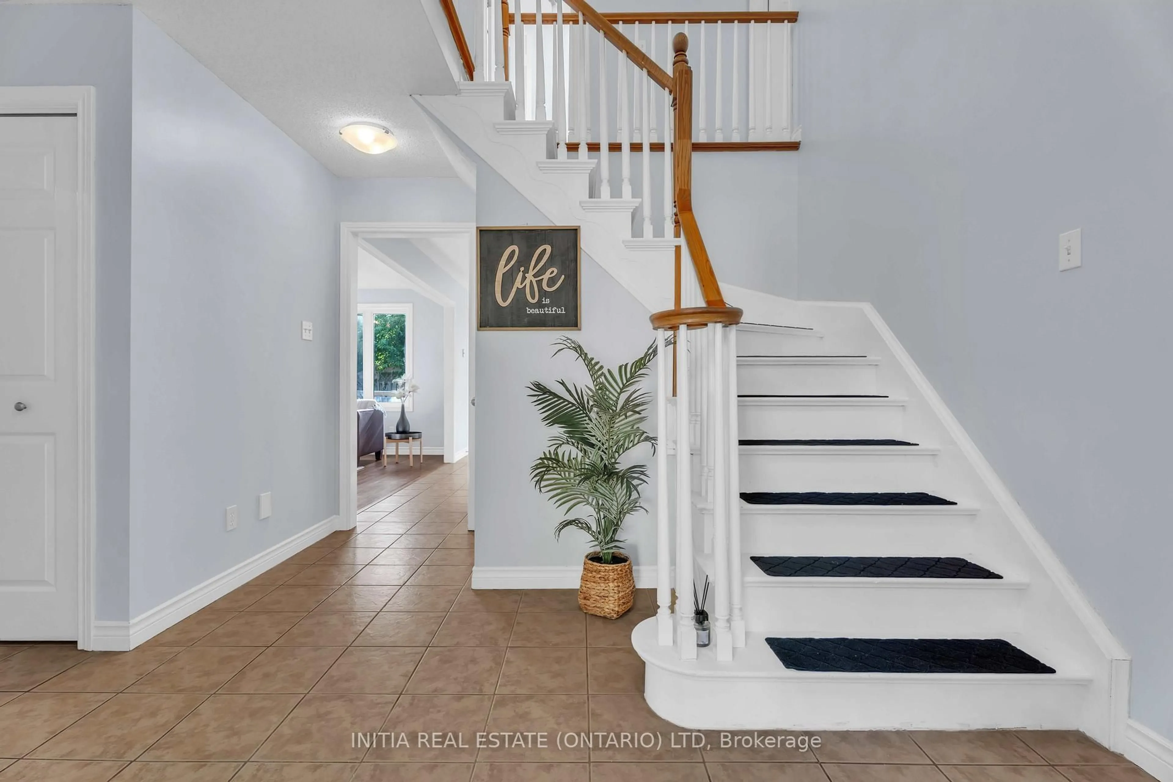 Indoor entryway for 1653 Hastings Dr, London North Ontario N5X 3E3