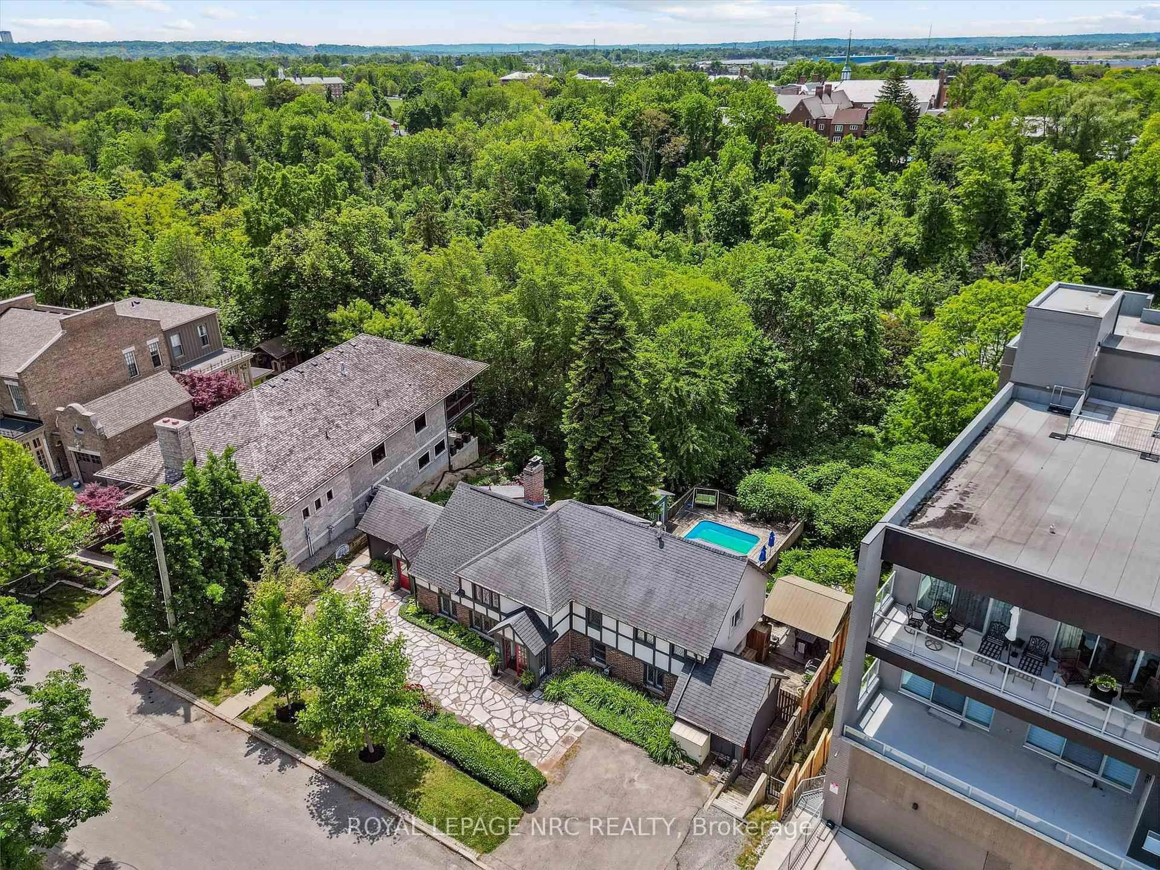 A pic from outside/outdoor area/front of a property/back of a property/a pic from drone, city buildings view from balcony for 75 Yates St, St. Catharines Ontario L2R 5R7