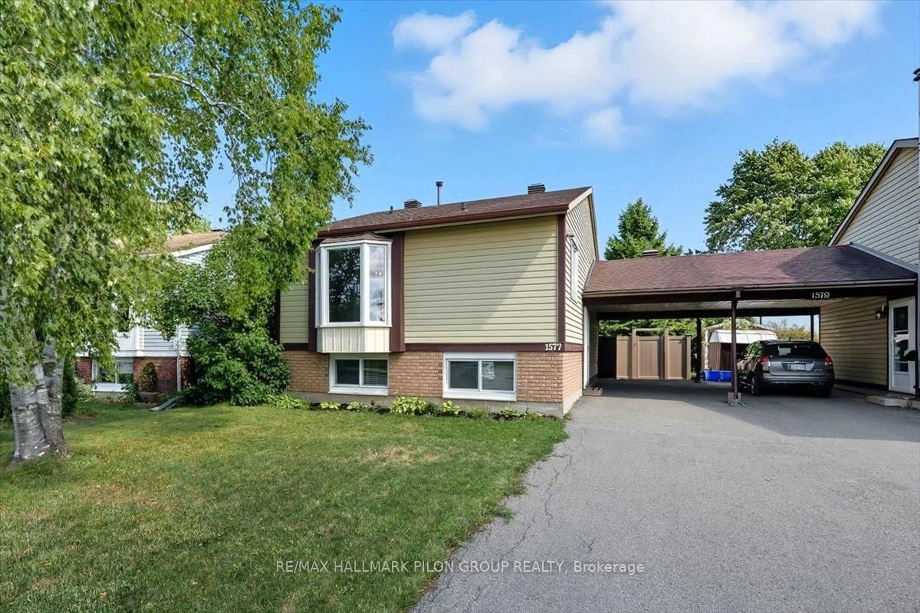 Home with vinyl exterior material, street for 1577 Prestwick Dr, Ottawa Ontario K1E 2E6