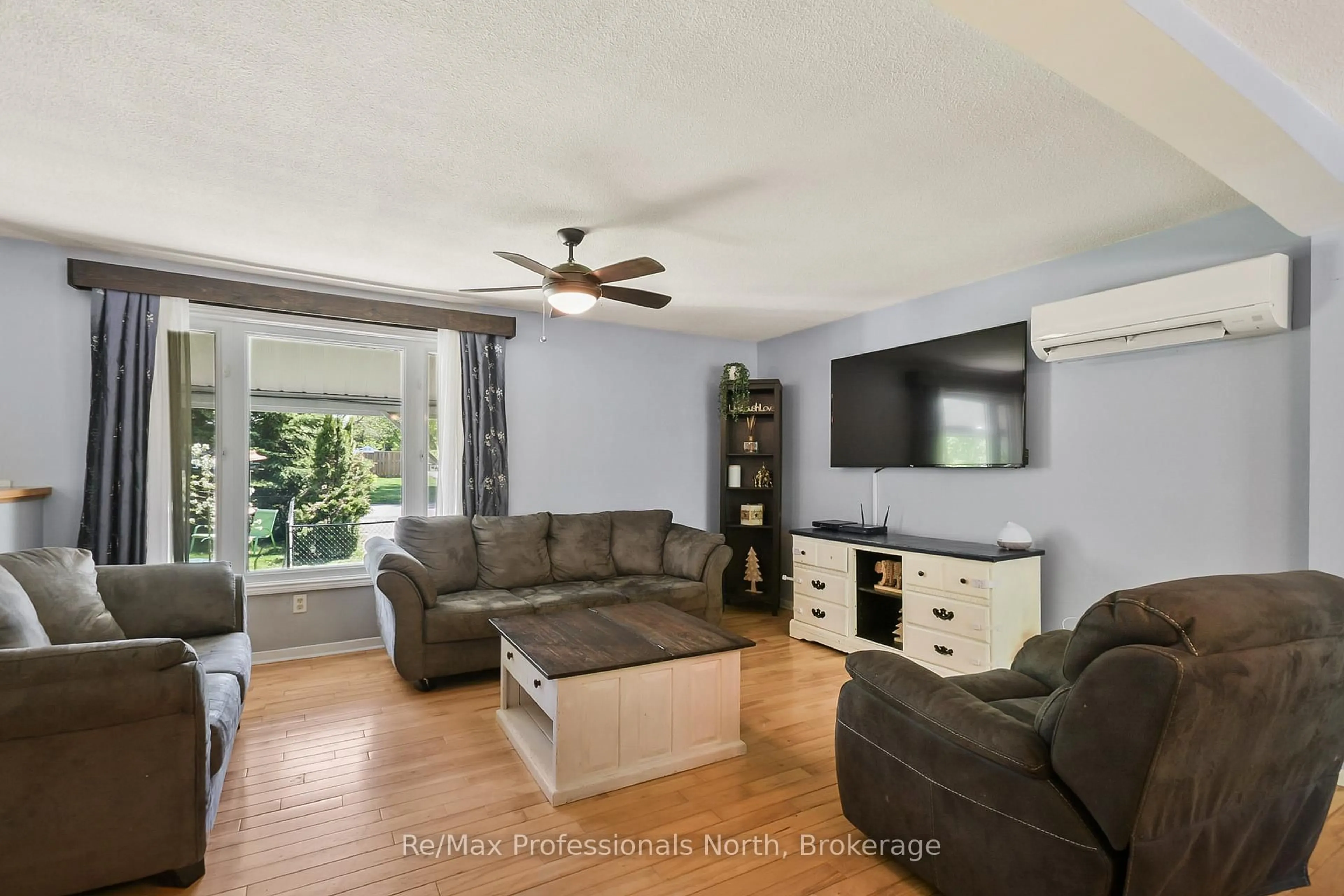 Living room with furniture, wood/laminate floor for 110 FRASER St, Gravenhurst Ontario P1P 1C9