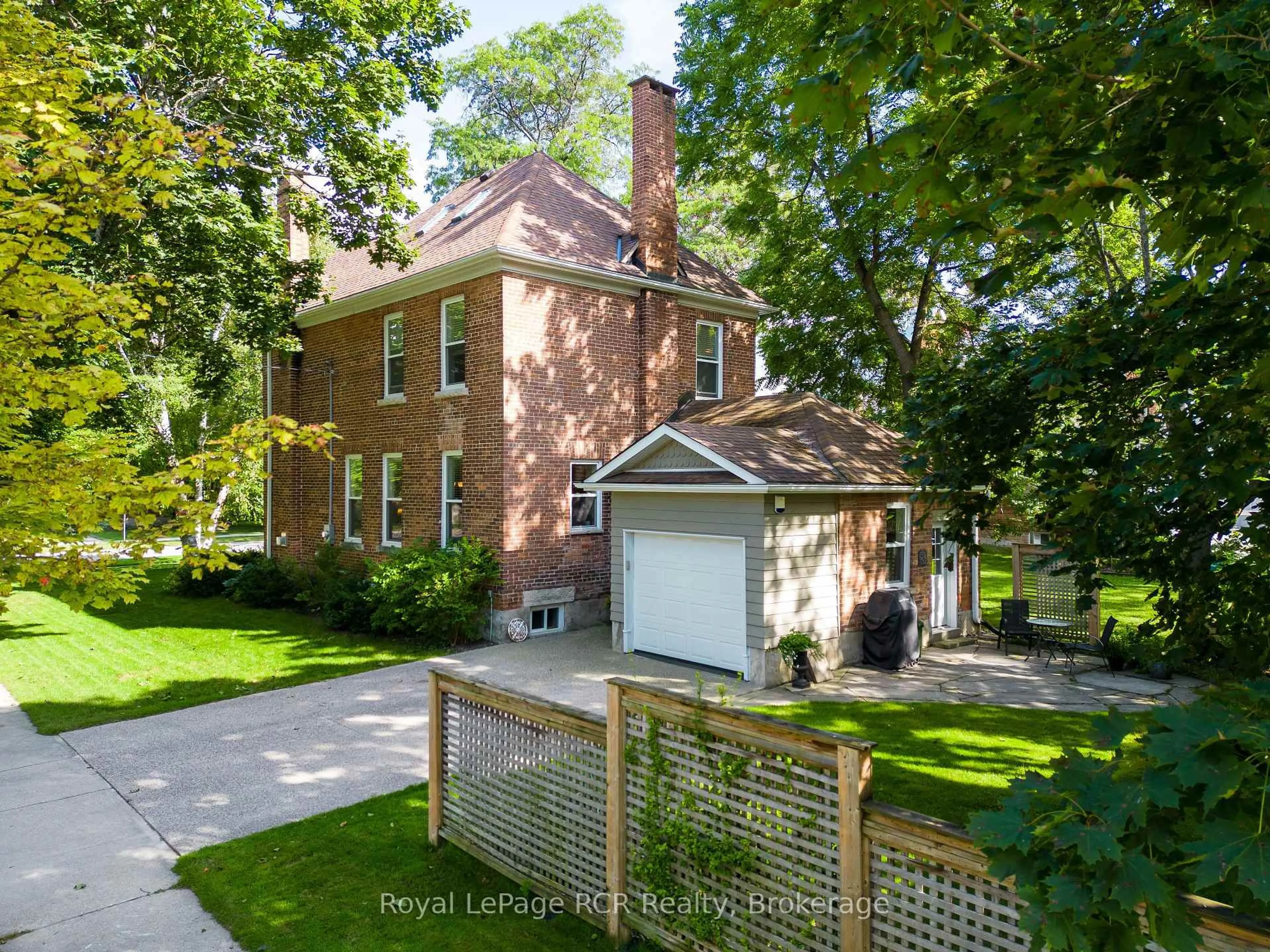 Home with brick exterior material, street for 1198 4th Ave, Owen Sound Ontario N4K 4W5