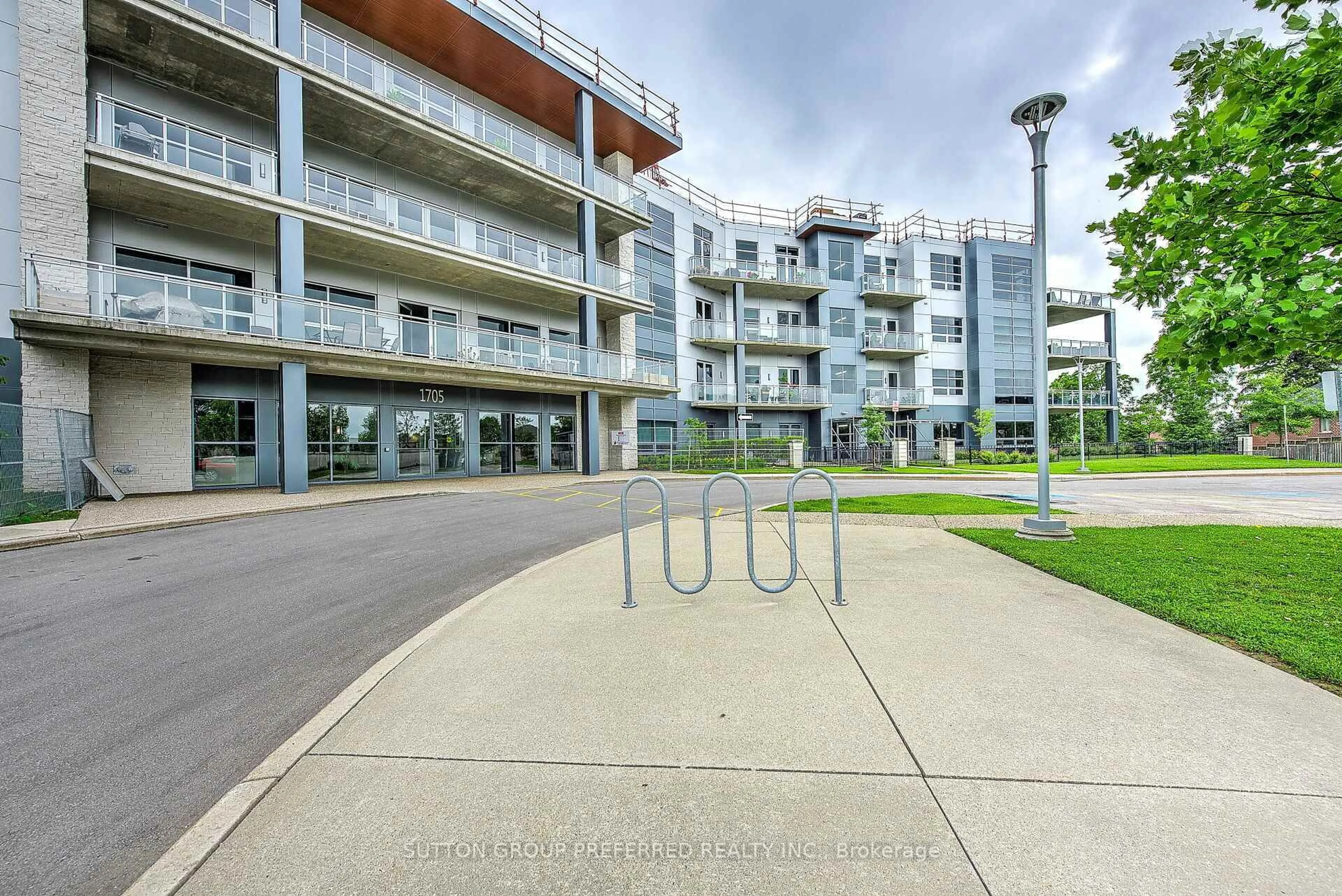 Patio, building for 1705 Fiddlehead Pl #102, London North Ontario N6G 5M6