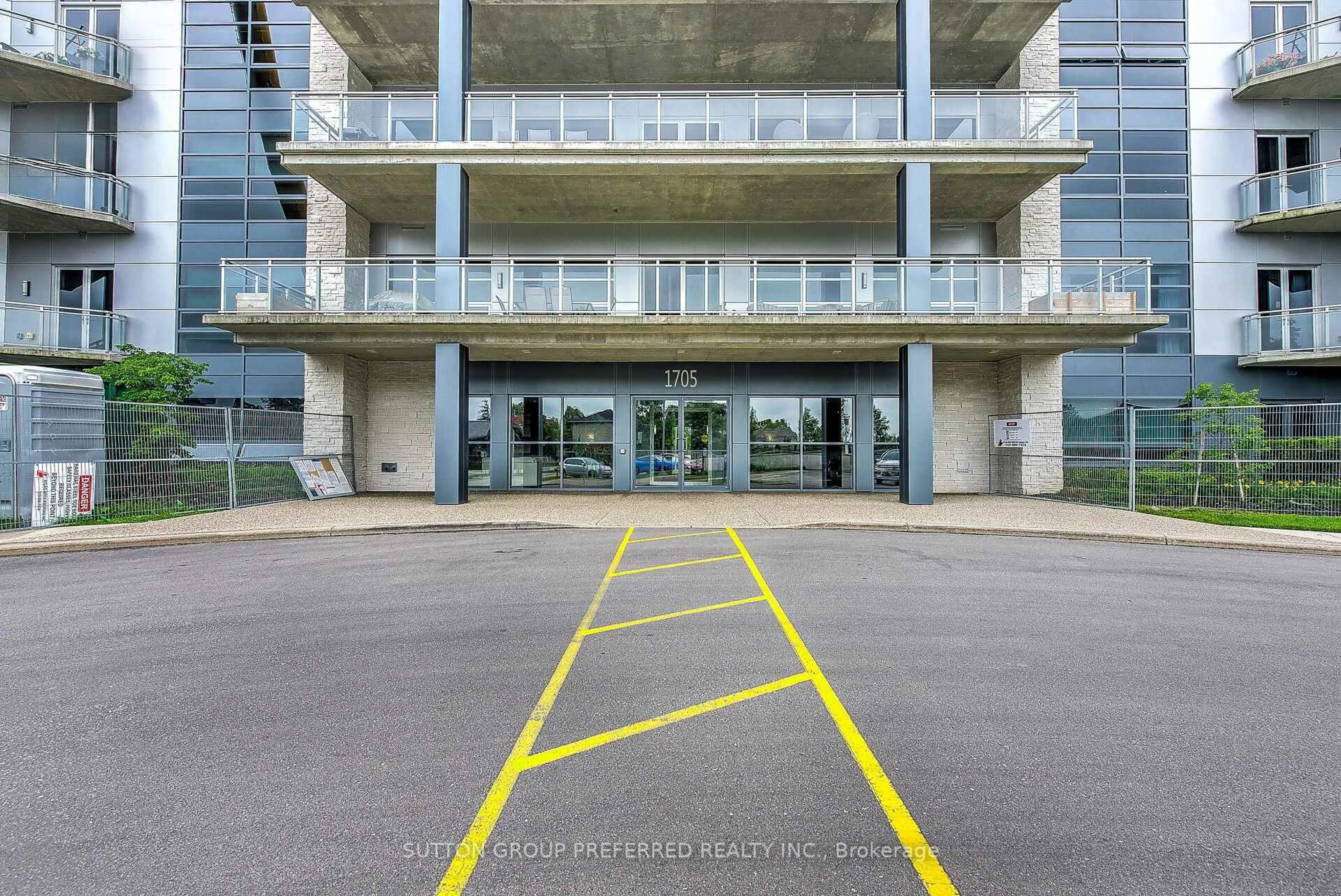Indoor foyer for 1705 Fiddlehead Pl #102, London North Ontario N6G 5M6