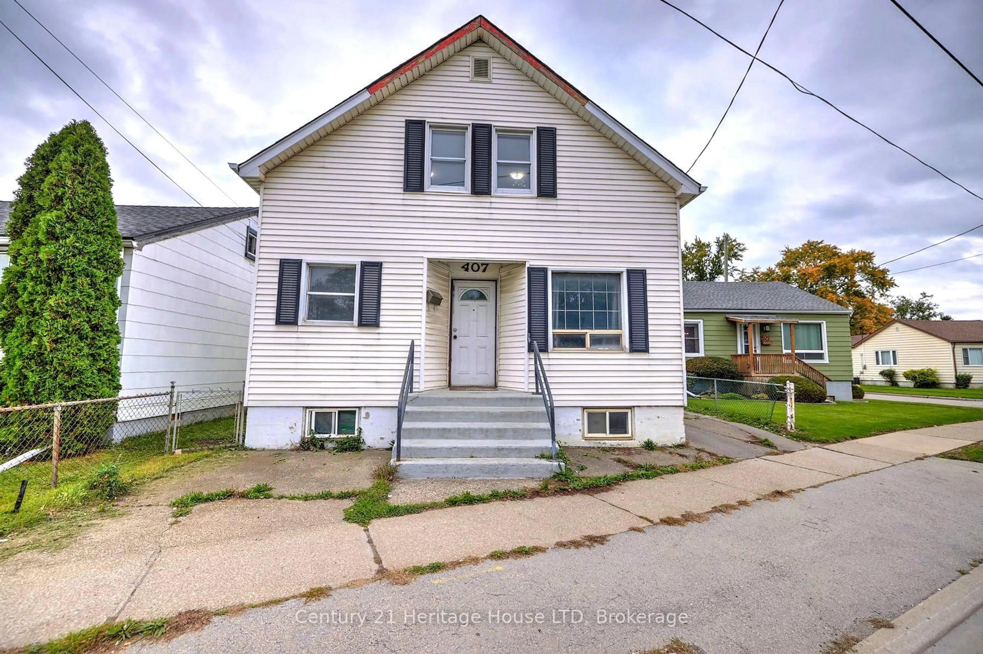 Home with vinyl exterior material, street for 407 Welland Ave, St. Catharines Ontario L2M 5T9