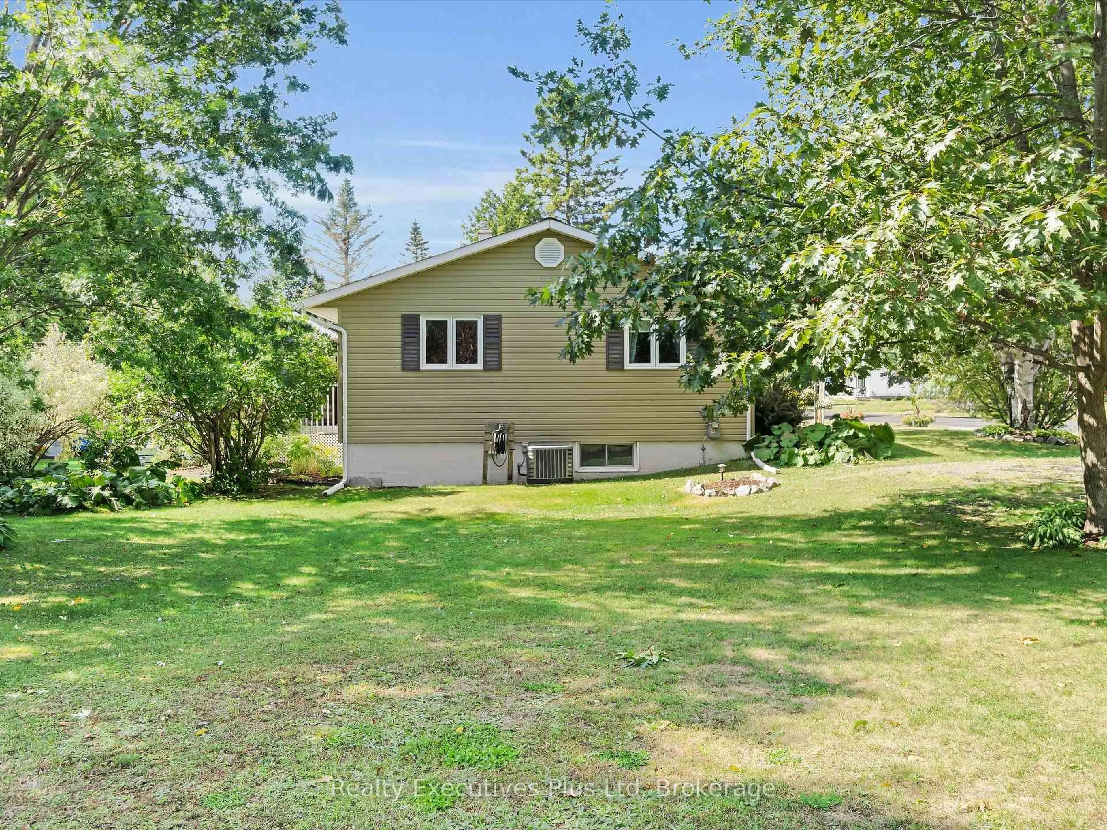 A pic from outside/outdoor area/front of a property/back of a property/a pic from drone, water/lake/river/ocean view for 31 Park St, Sundridge Ontario P0A 1Z0