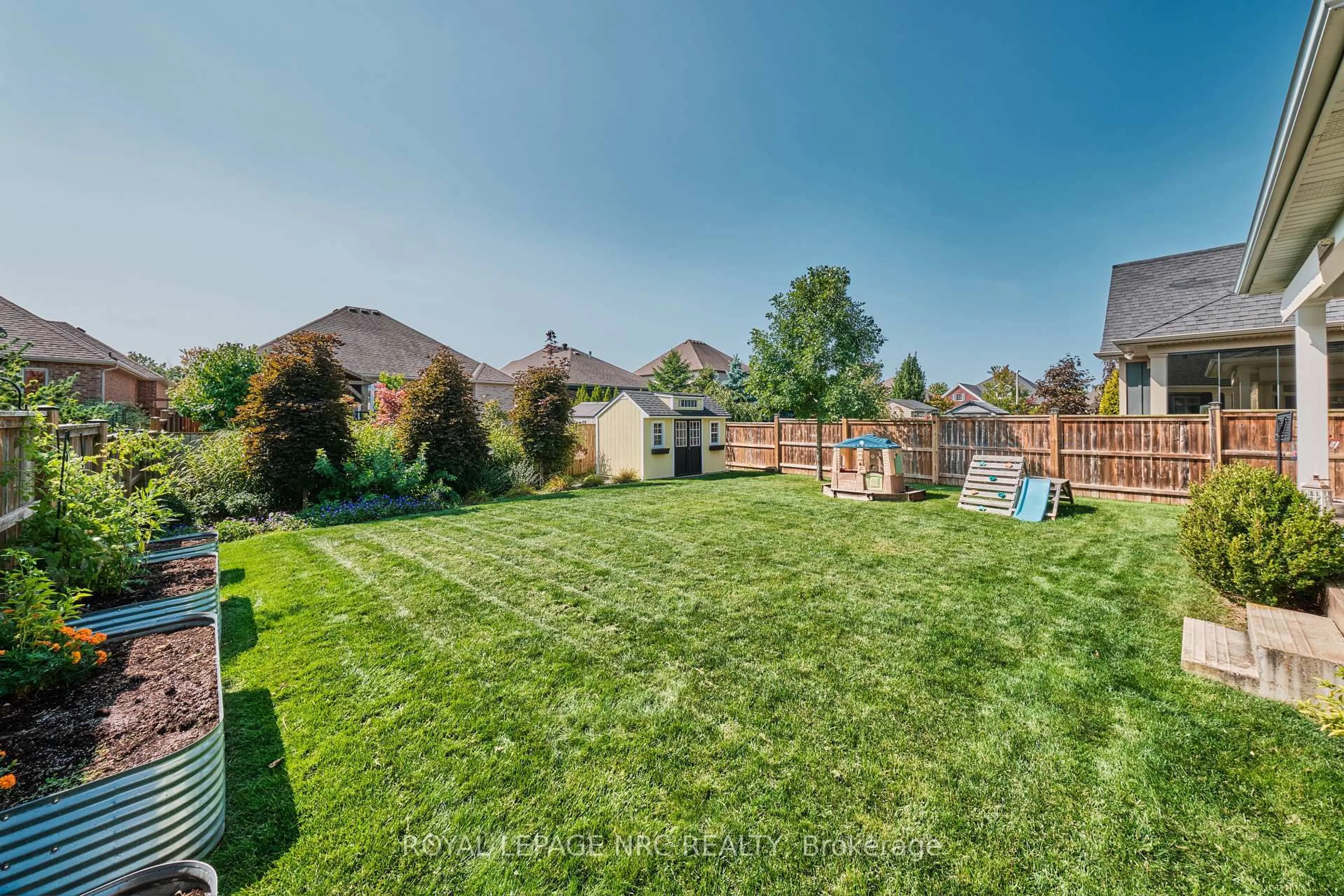 A pic from outside/outdoor area/front of a property/back of a property/a pic from drone, unknown for 471 Gaiser Rd, Welland Ontario L3C 0B9